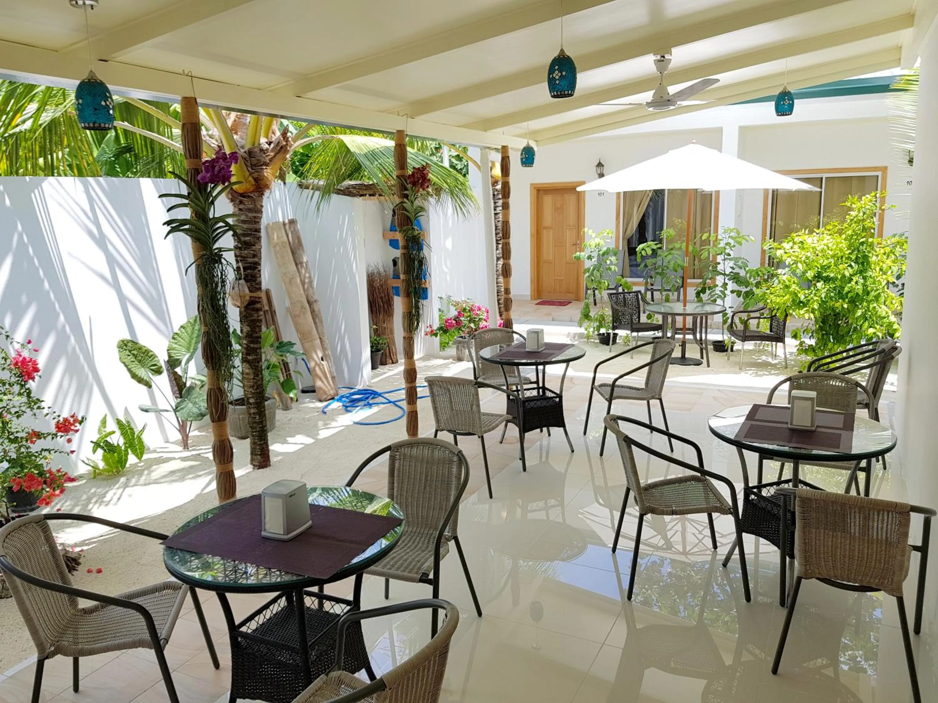 Restaurant/places to eat in Karaa Village