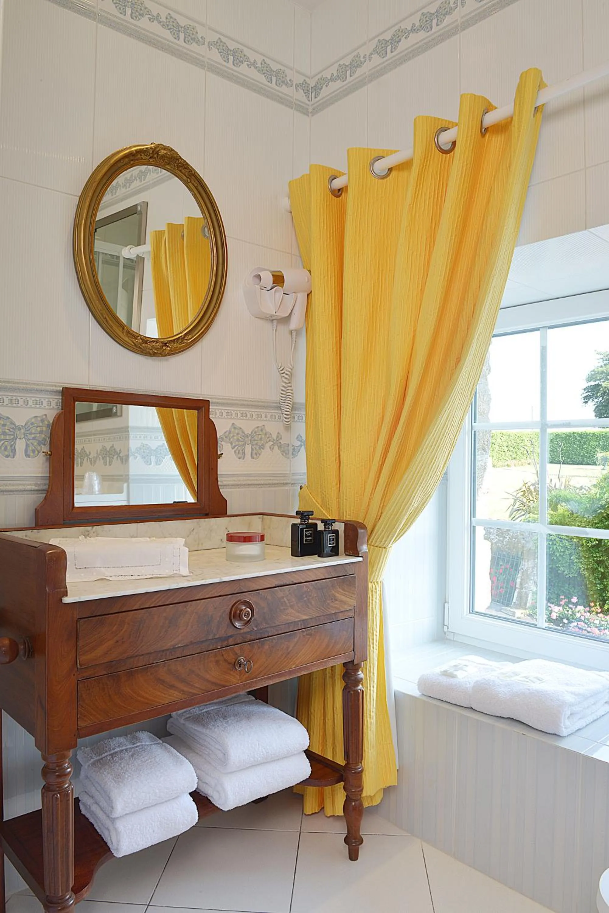 Bathroom in Hostellerie de la Motte jean