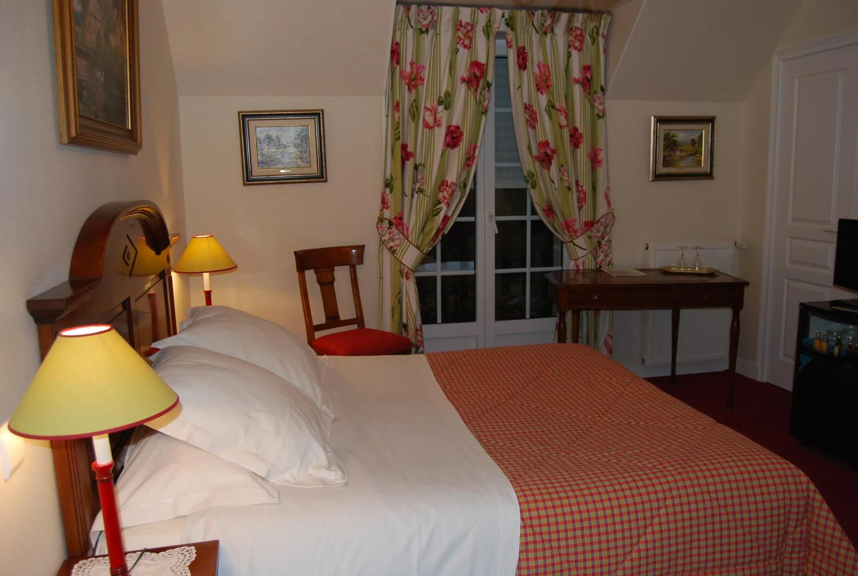 Photo of the whole room in Hostellerie de la Motte jean