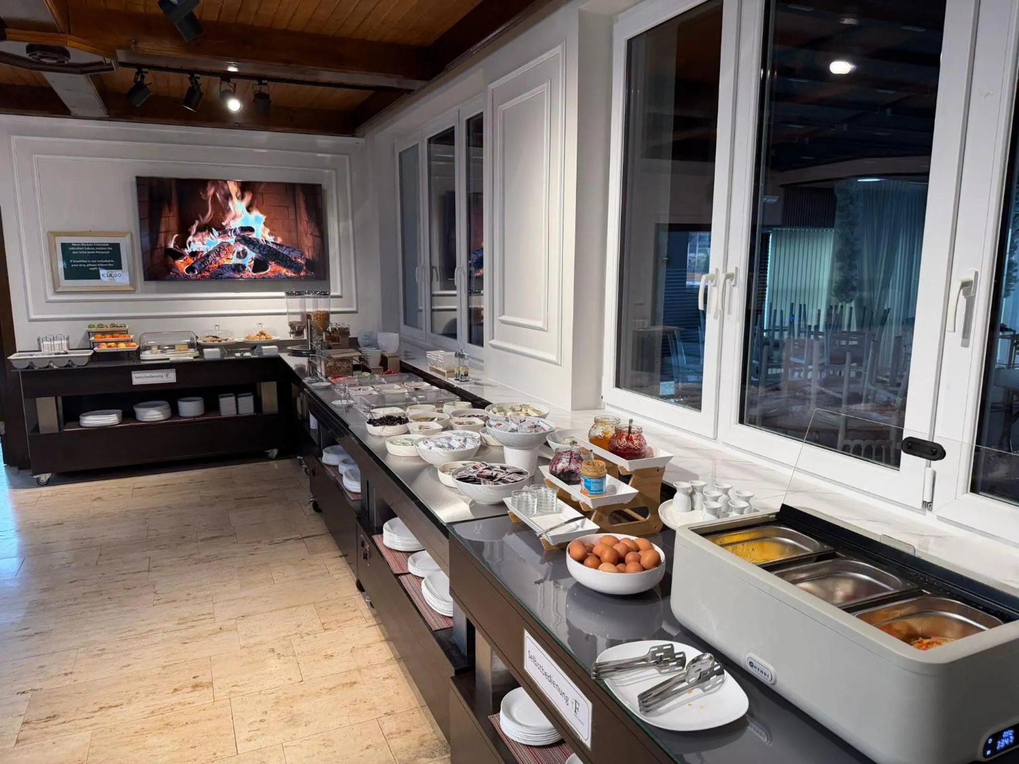 Restaurant/places to eat in F Hotel 24h Check-In