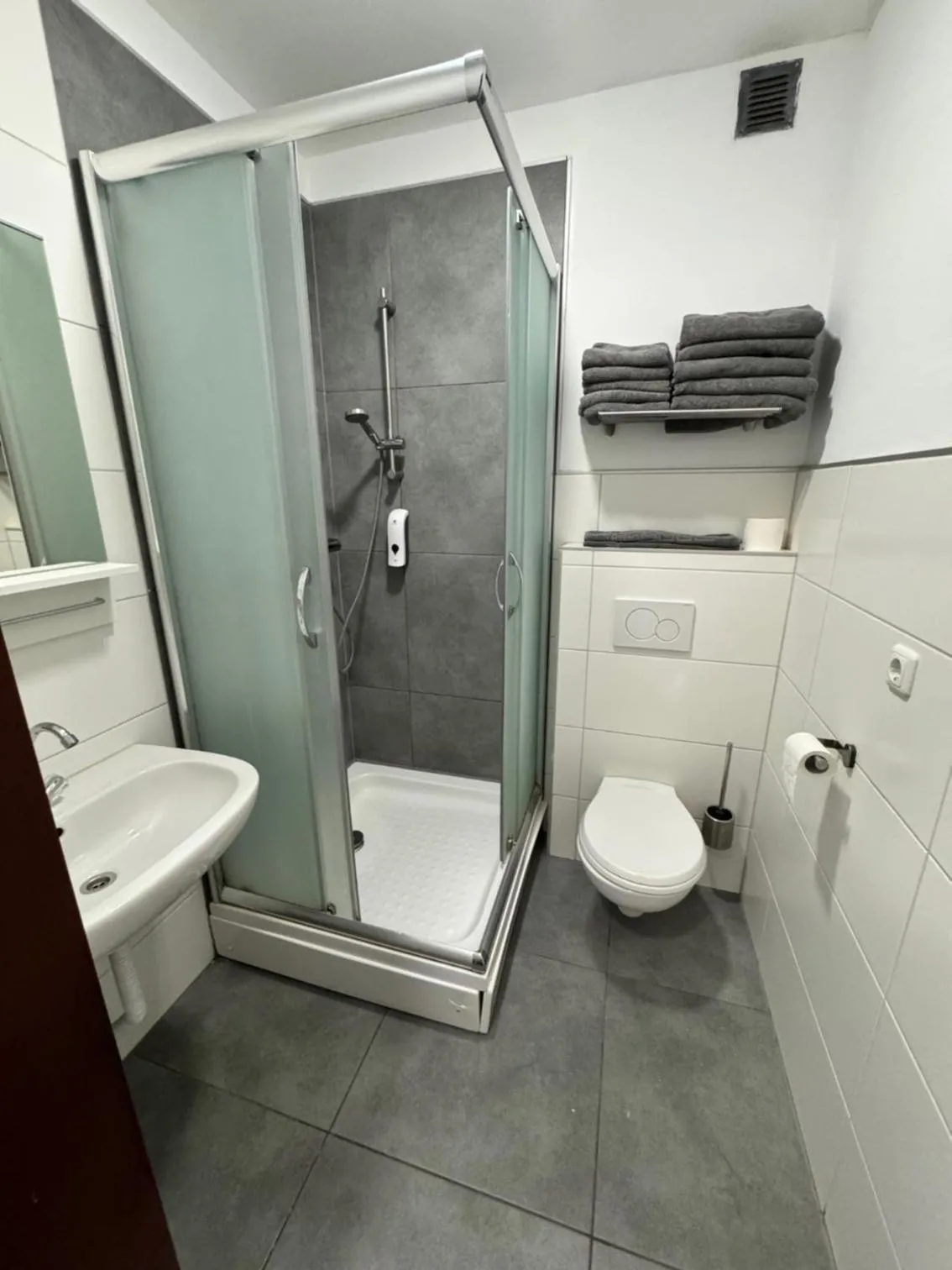 Shower in F Hotel 24h Check-In