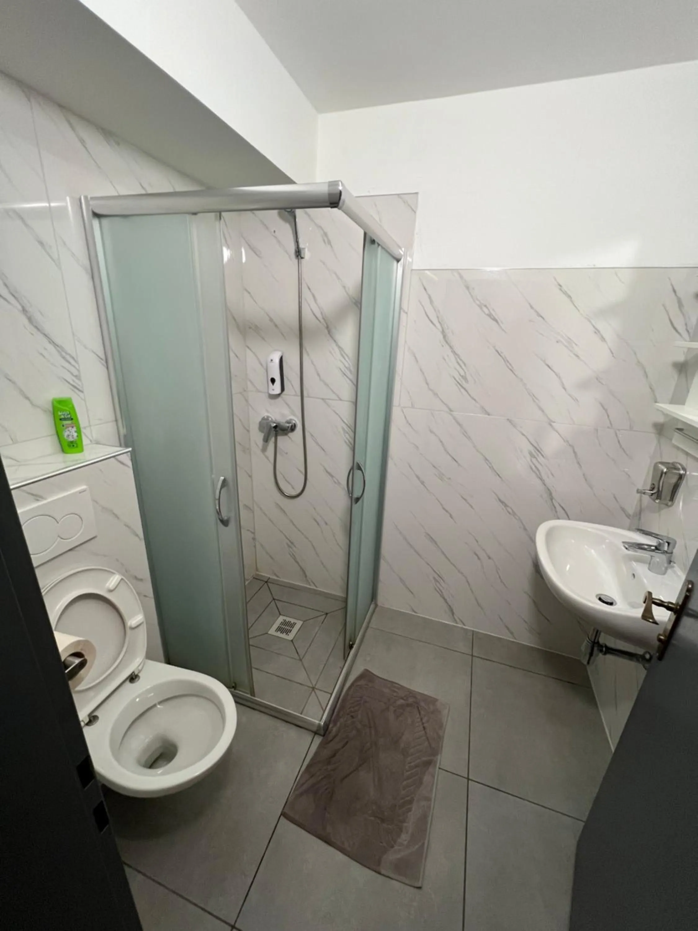 Shower in F Hotel 24h Check-In