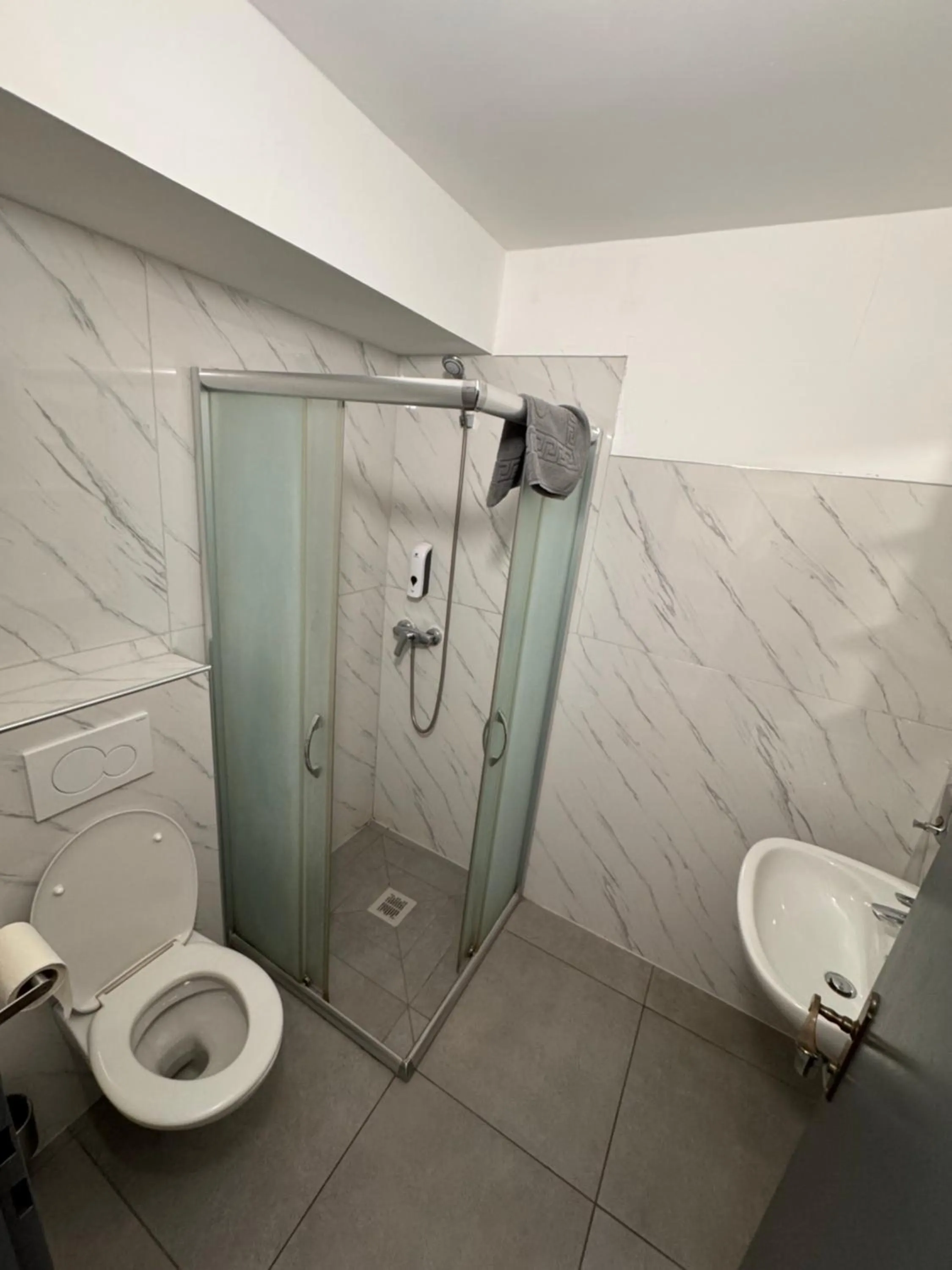 F Hotel 24h Check-In