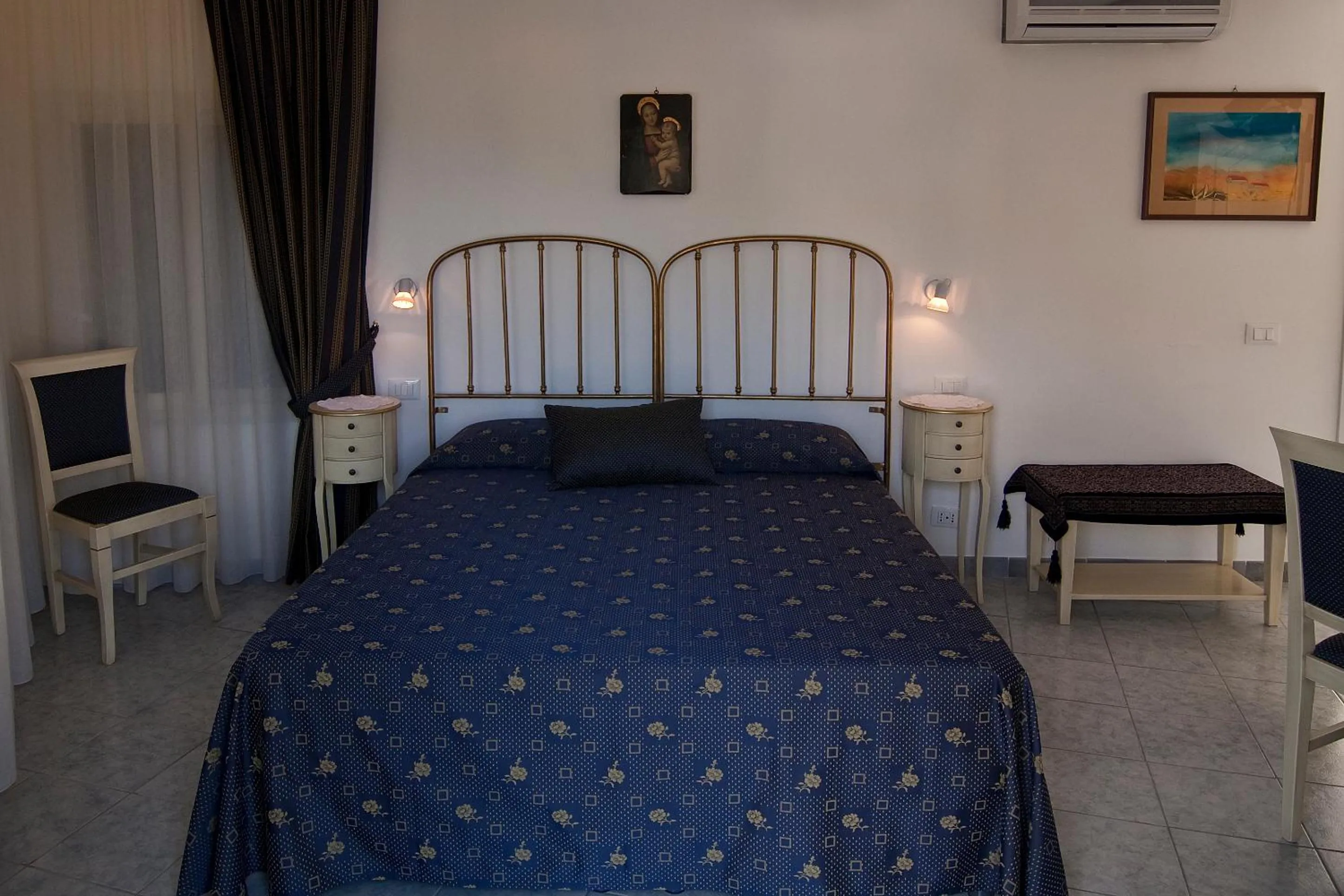 Photo of the whole room, Bed in B&B U Palmentu
