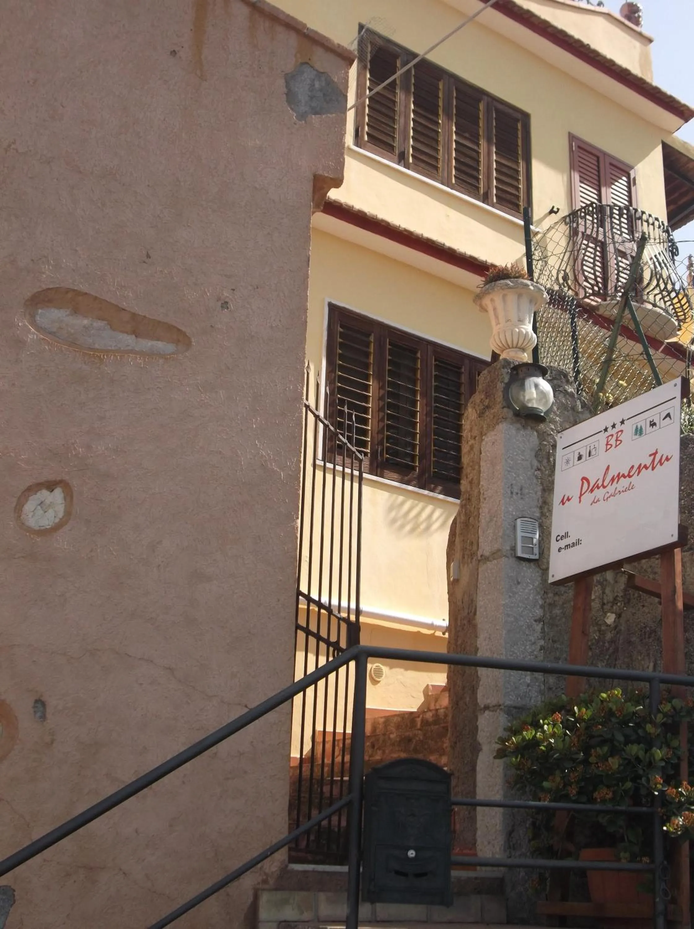 Facade/entrance in B&B U Palmentu