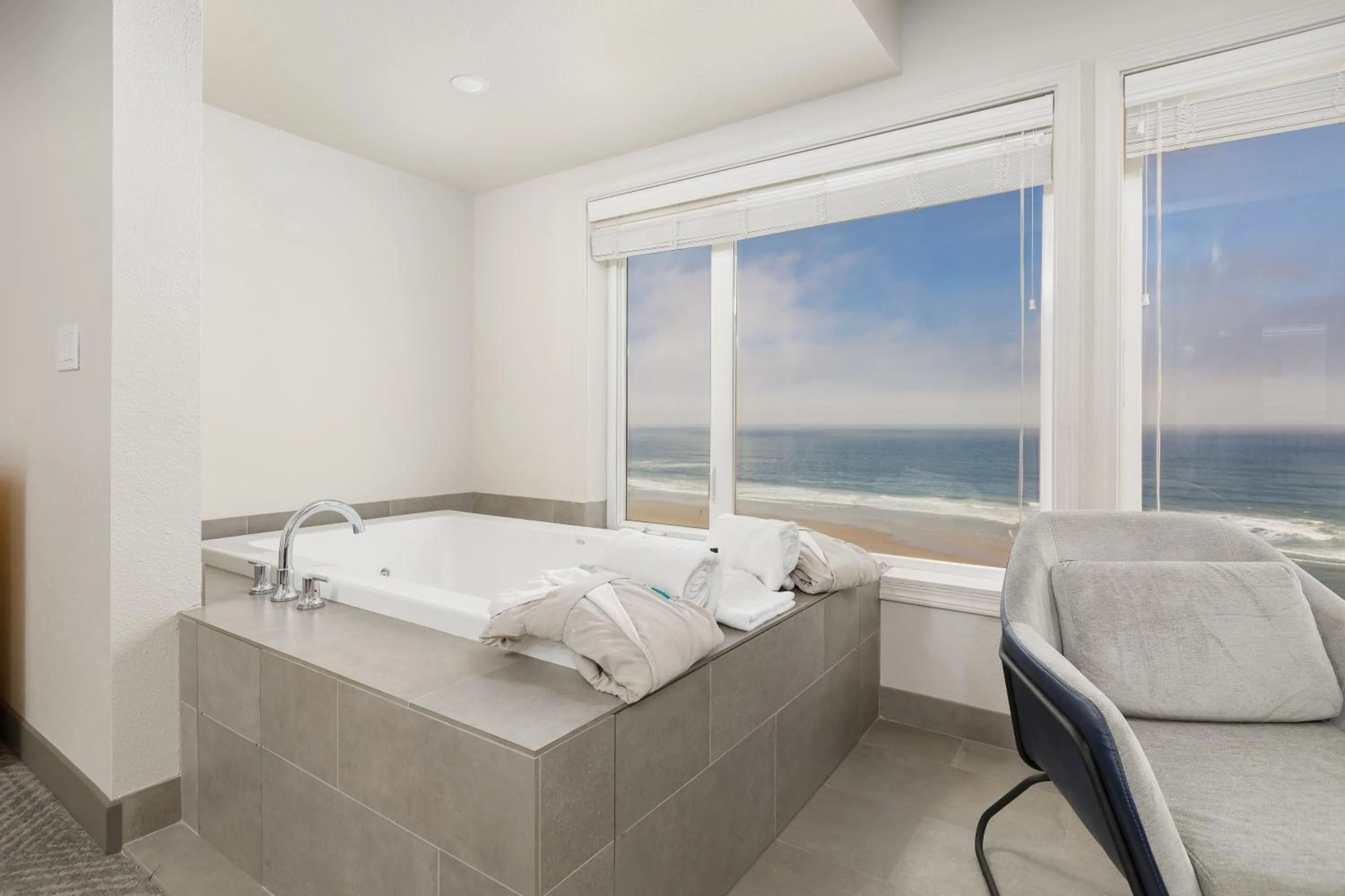 Hot Tub in Surfland Hotel