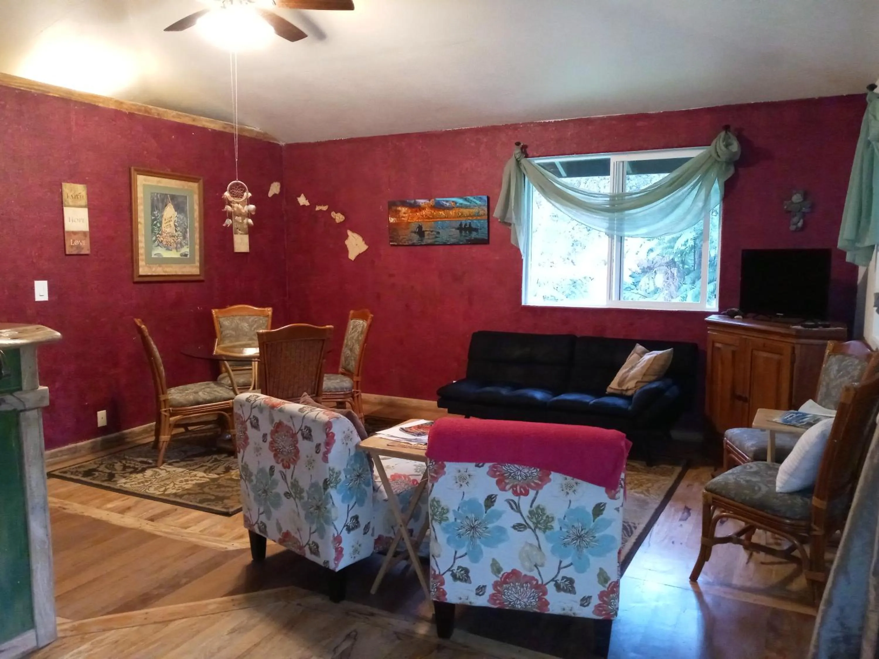 TV and multimedia in Aloha Crater Lodge