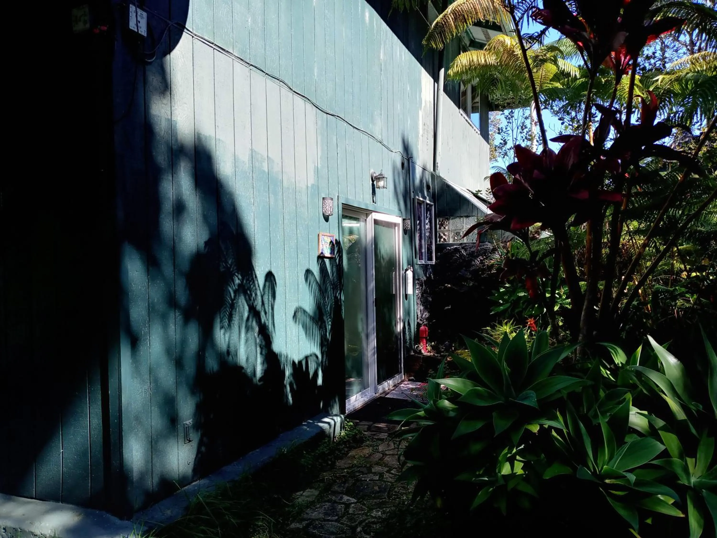 Facade/entrance in Aloha Crater Lodge