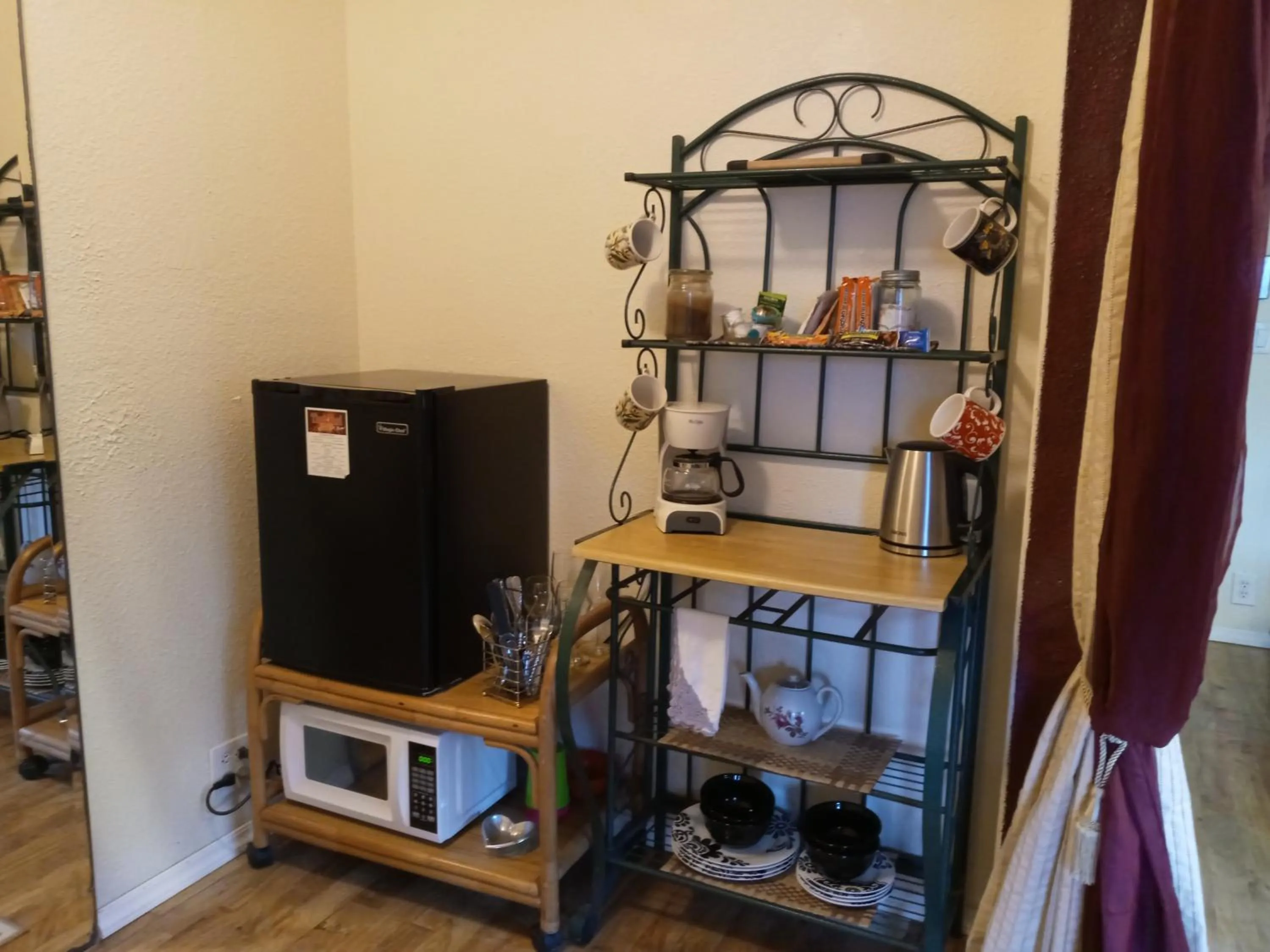 Kitchen or kitchenette in Aloha Crater Lodge