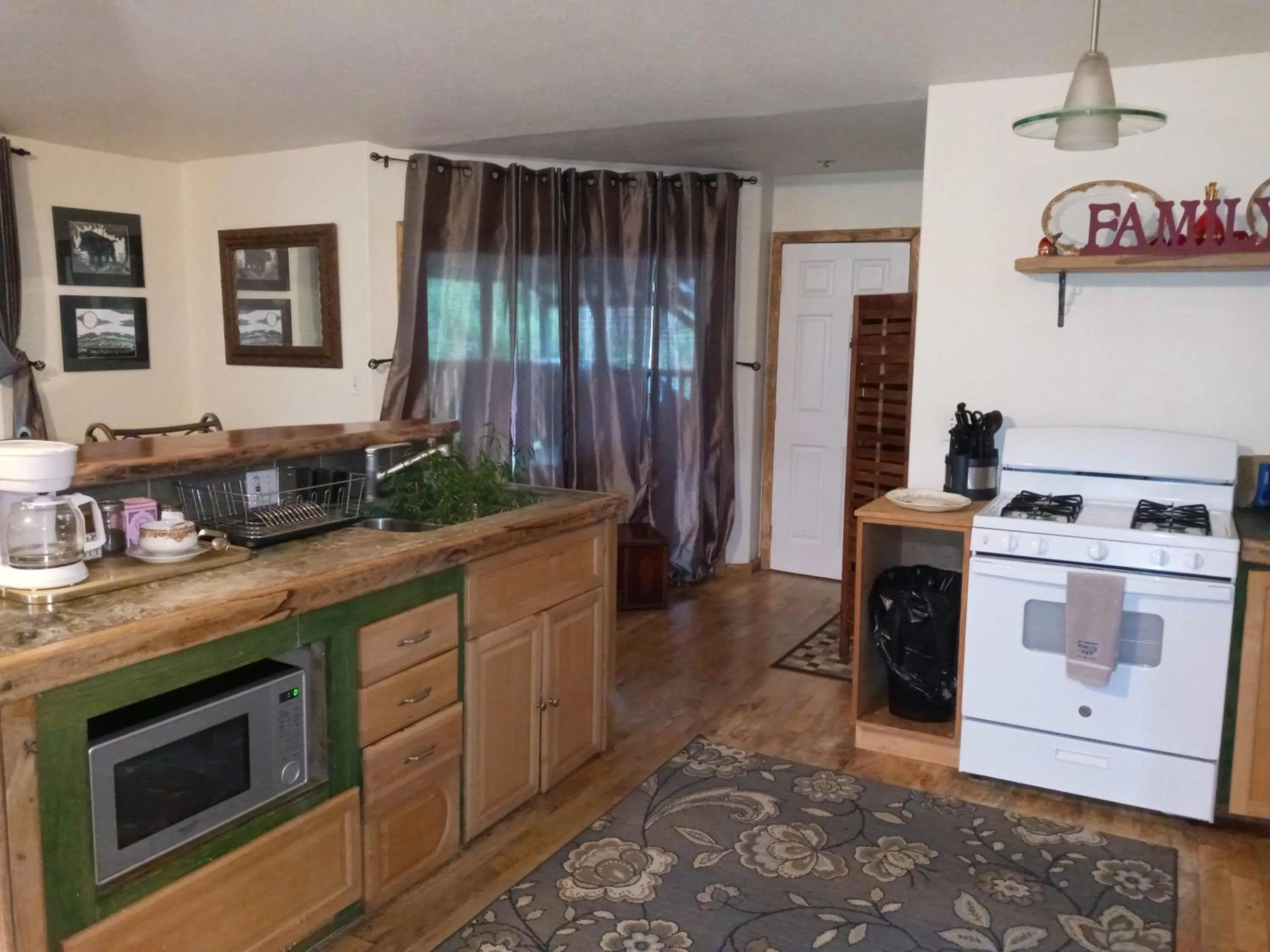 Coffee/tea facilities in Aloha Crater Lodge