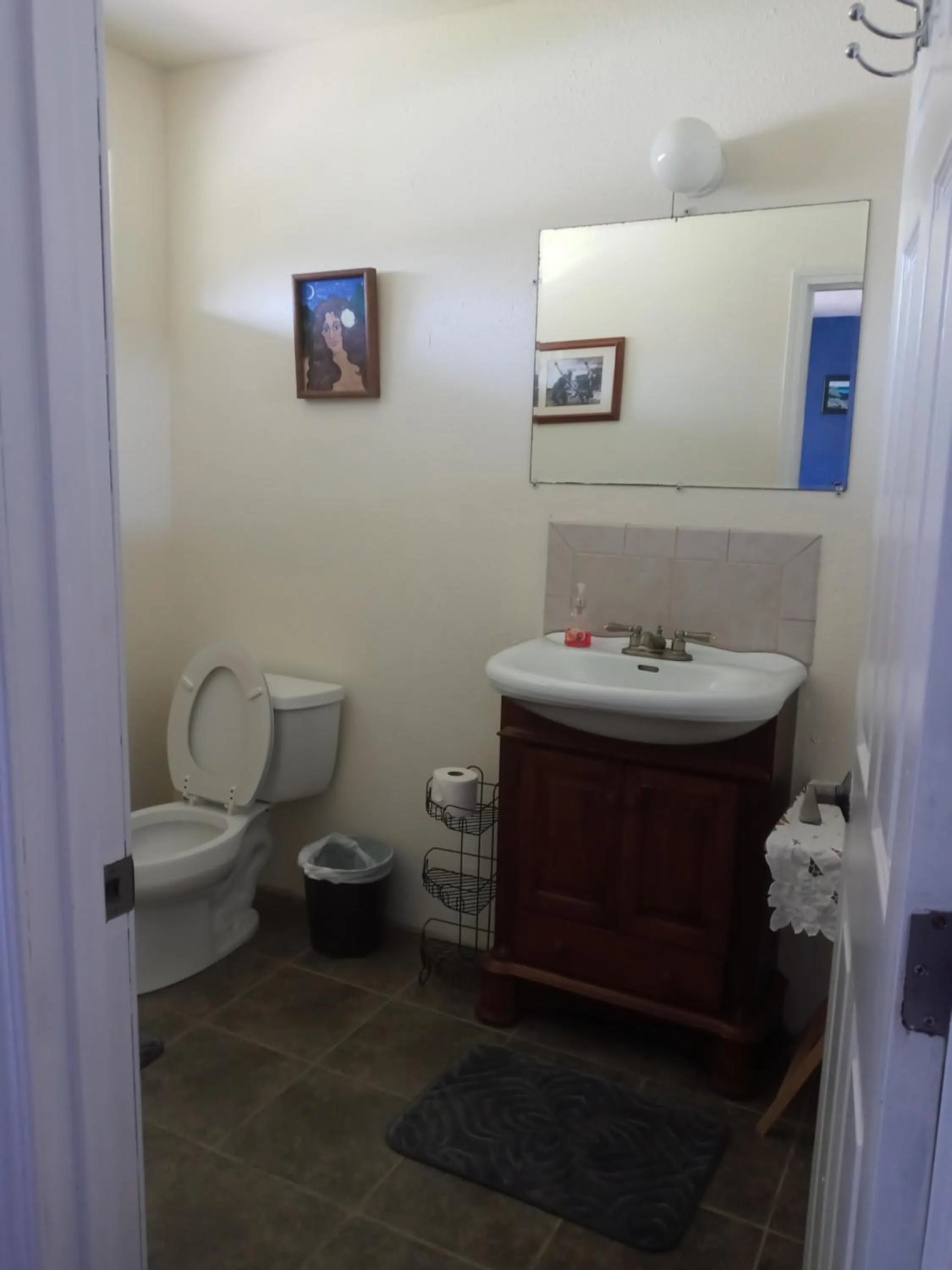 Bathroom in Aloha Crater Lodge