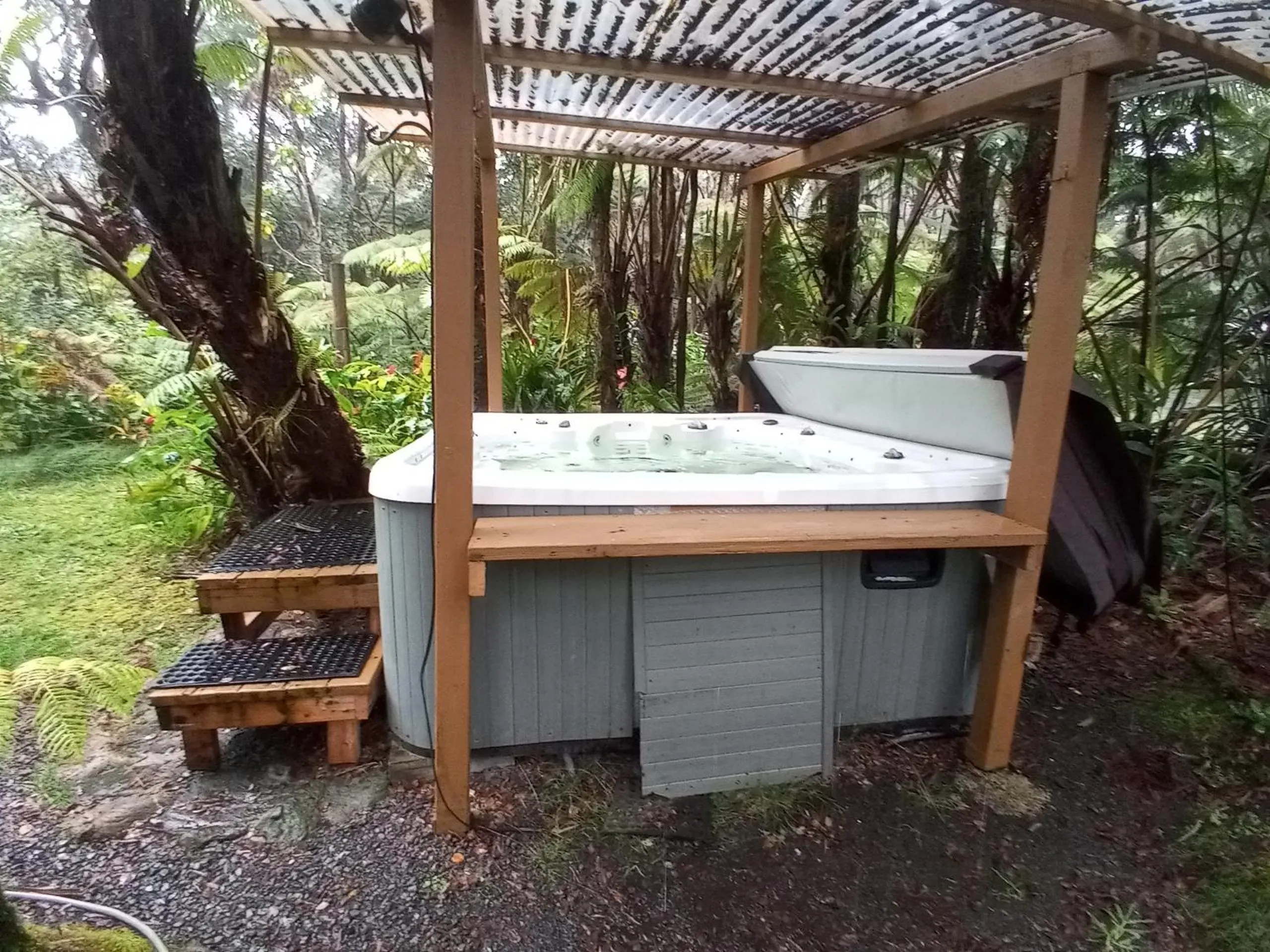 Hot Tub in Aloha Crater Lodge