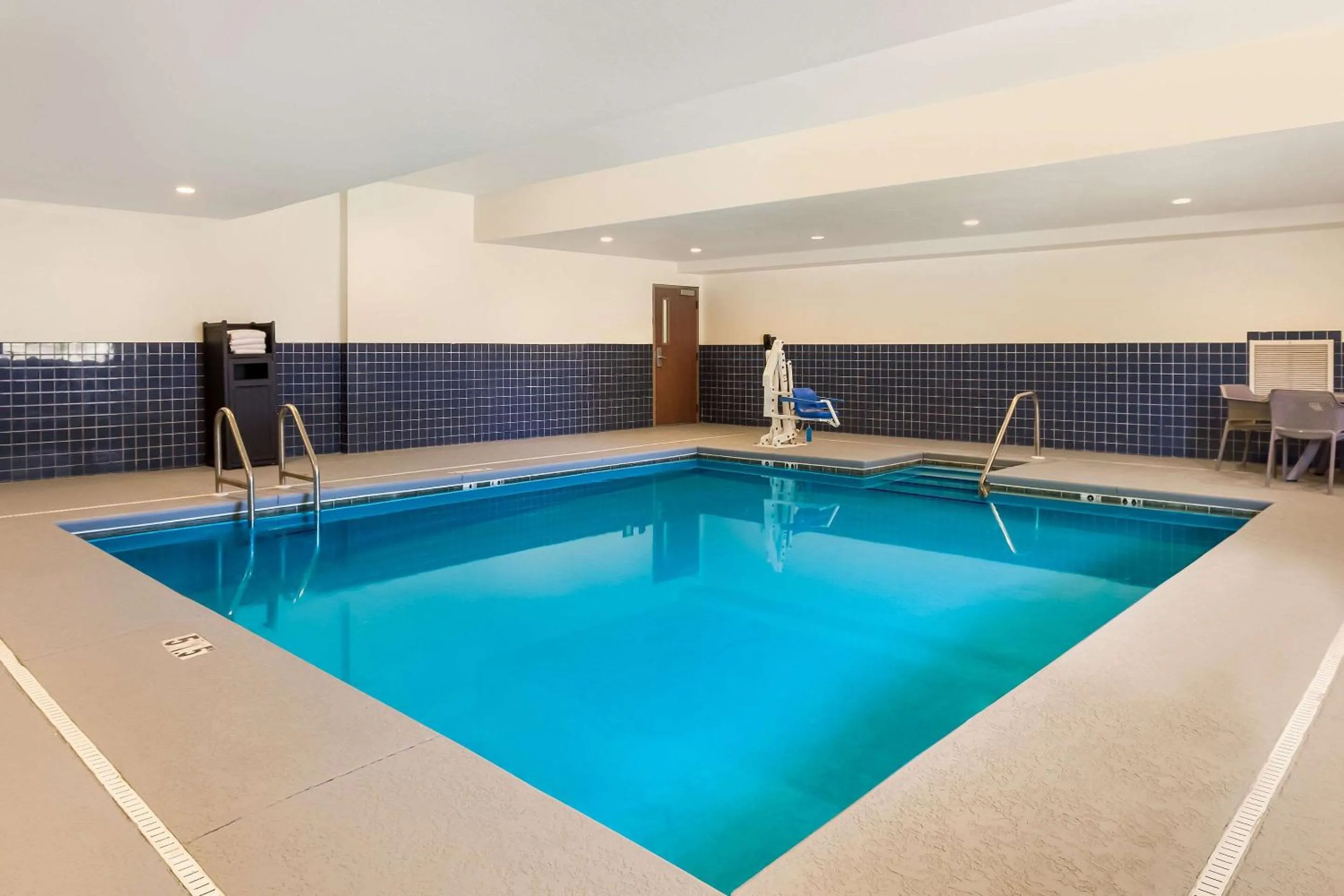 Swimming pool in Sleep Inn & Suites North Mobile Saraland