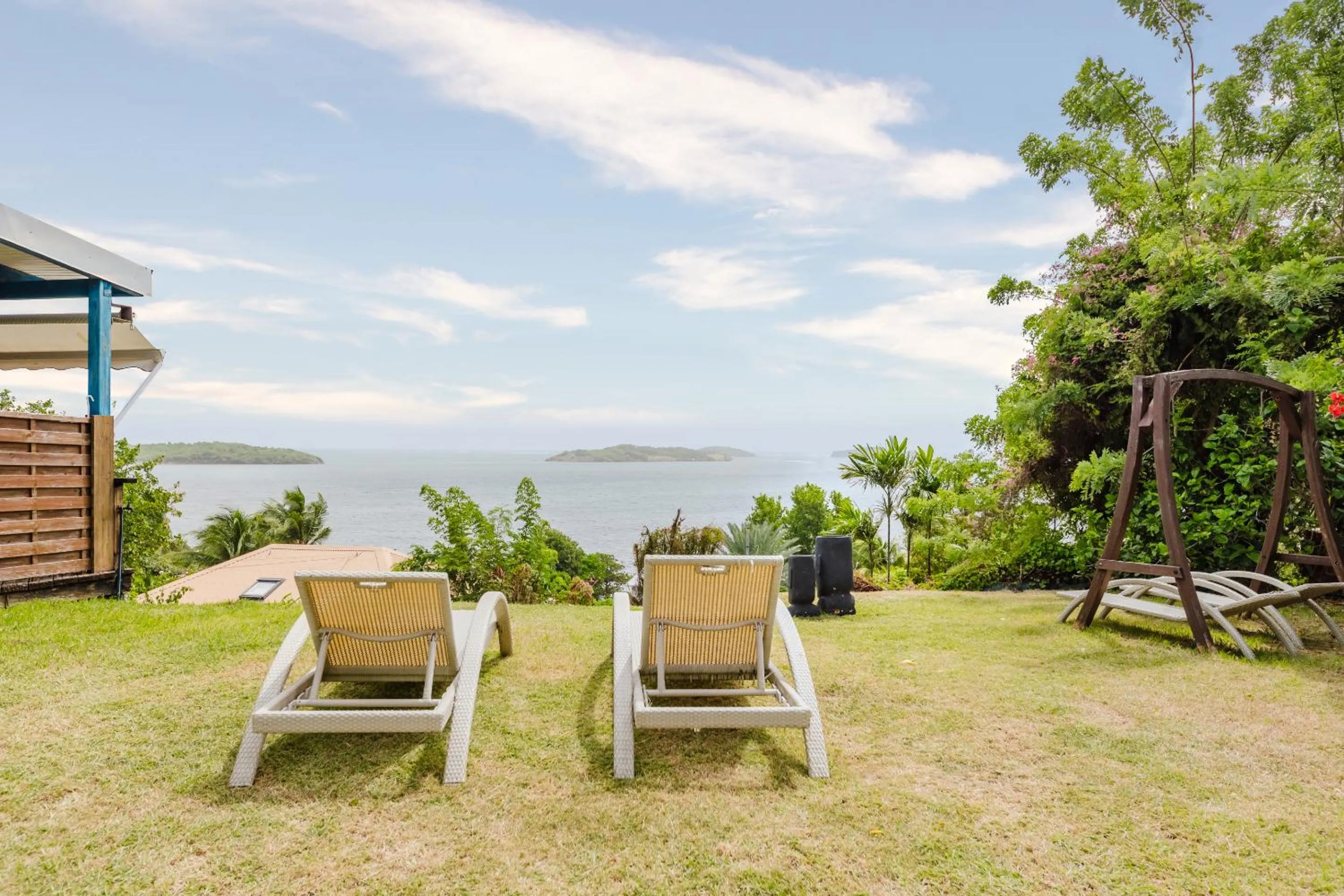 Property building in Hôtel Frégate Bleue