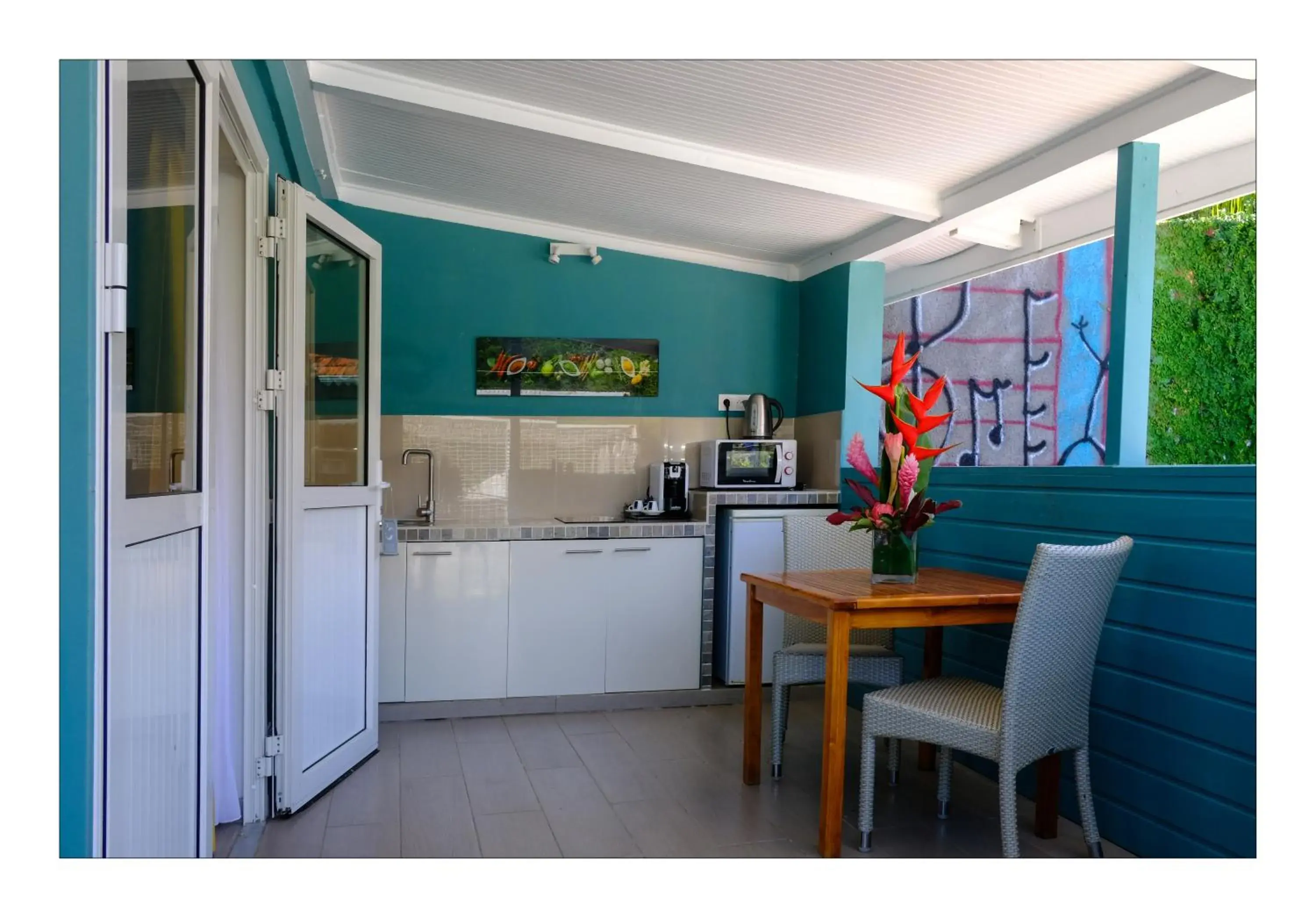 Queen Room with Pool View in Hôtel Frégate Bleue Queen Room with Pool View in Hôtel Frégate Bleue