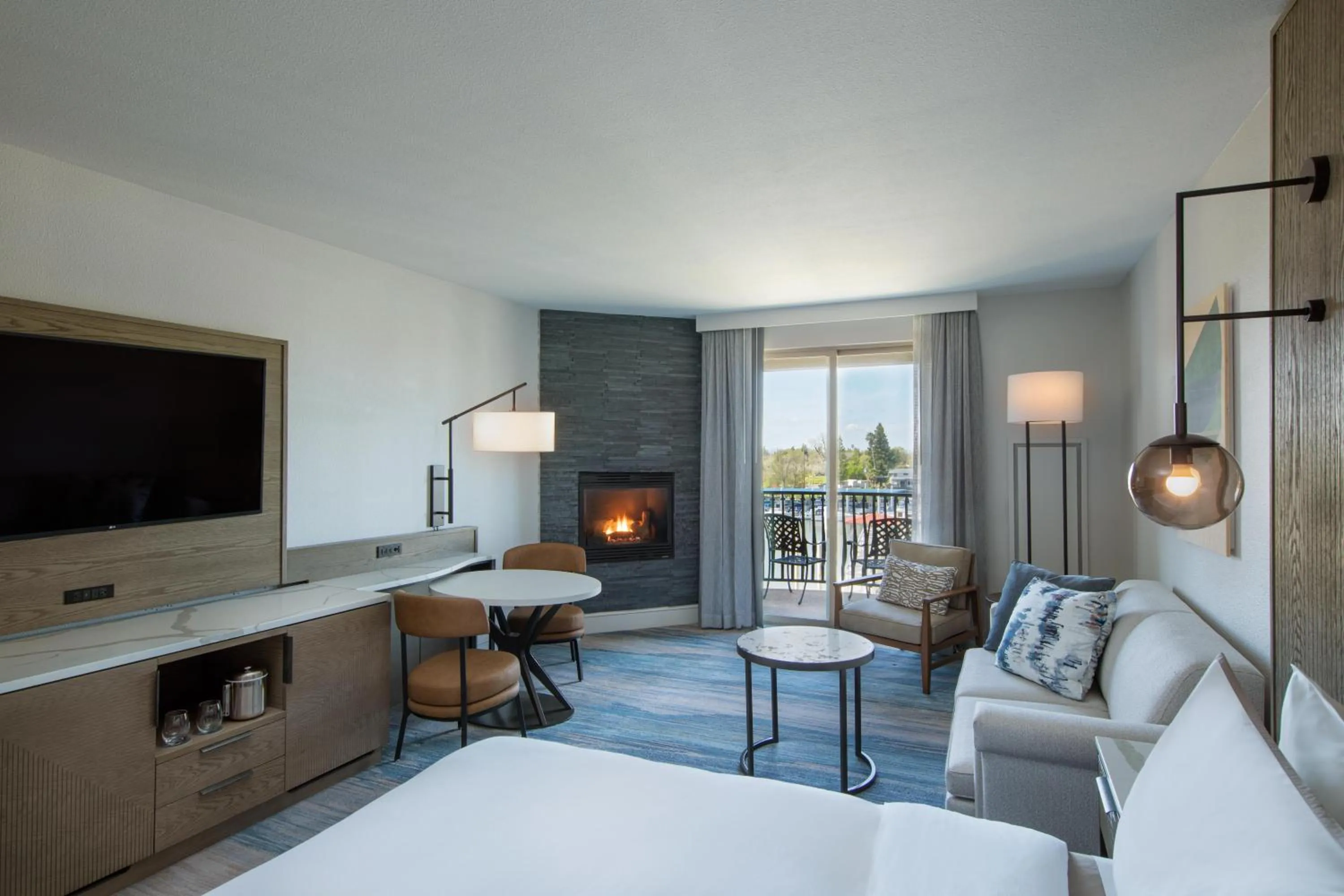 TV and multimedia, Bed in The Westin Sacramento Riverfront Hotel & Spa