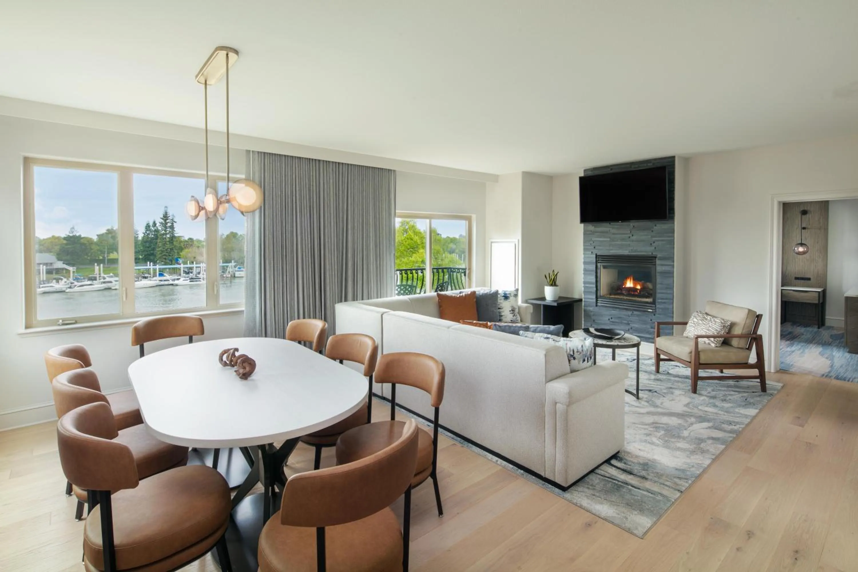 TV and multimedia in The Westin Sacramento Riverfront Hotel & Spa