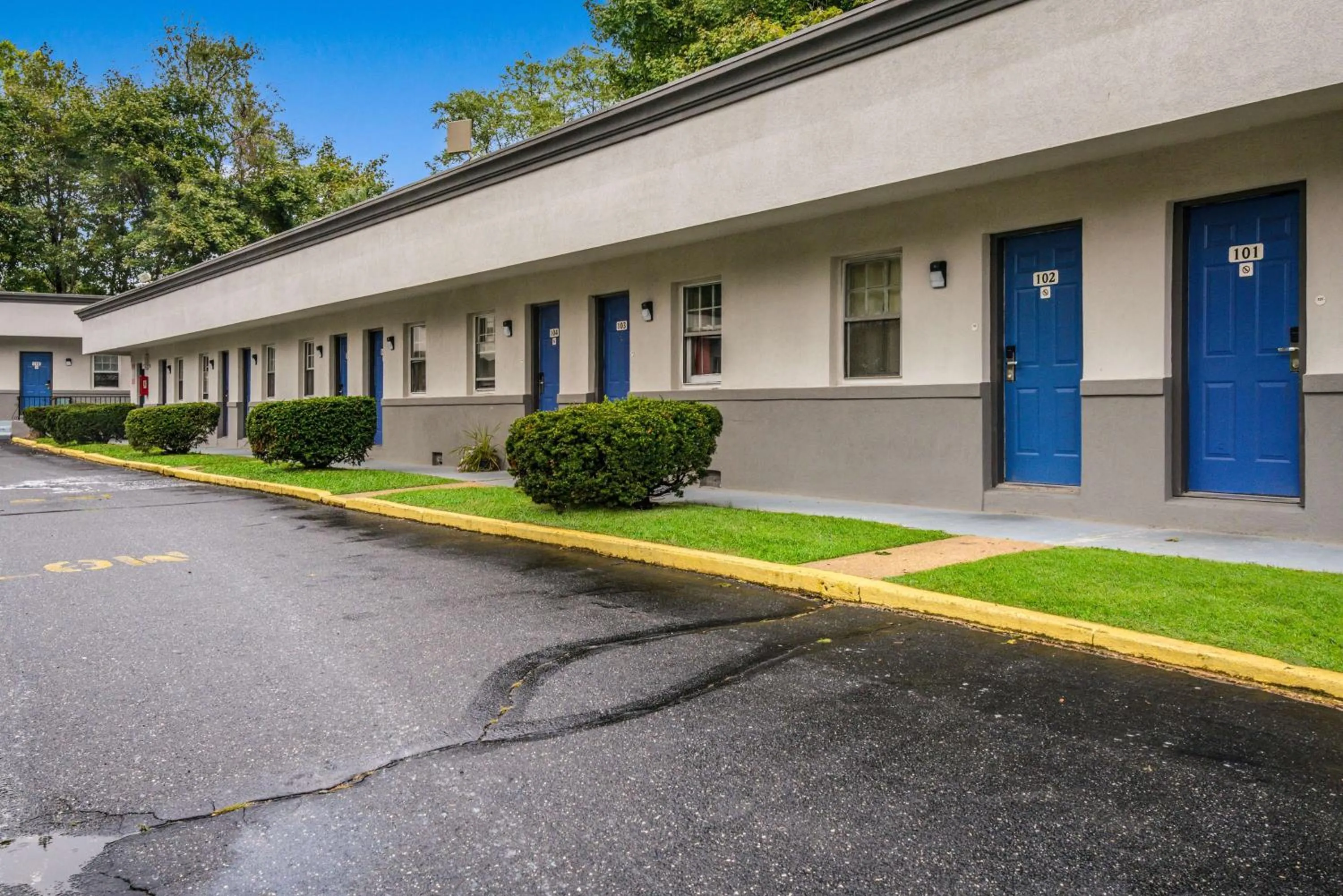 Property building in Motel 6-Tinton Falls, NJ