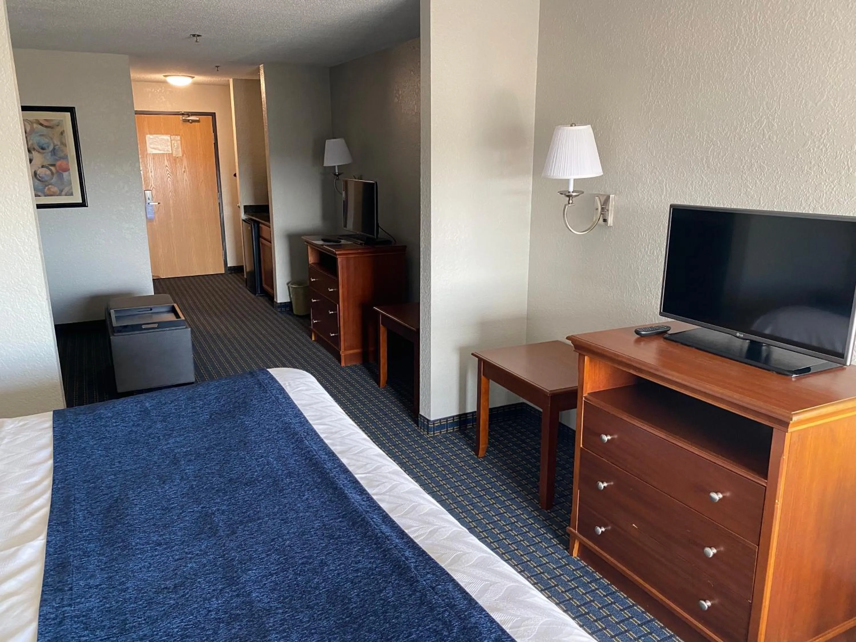 Photo of the whole room, TV/Entertainment Center in Best Western Somerset