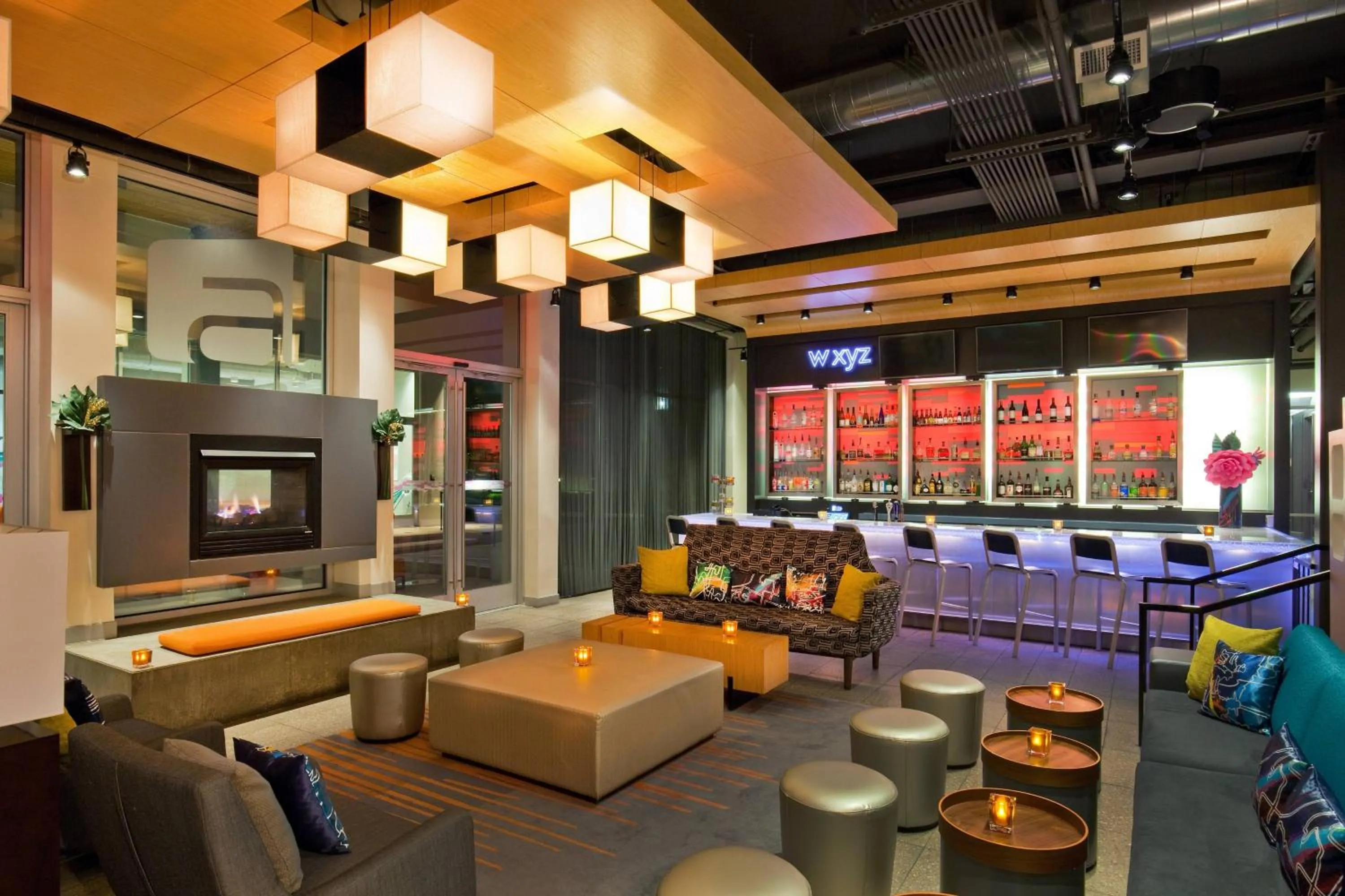 Lounge or bar in Aloft Bolingbrook