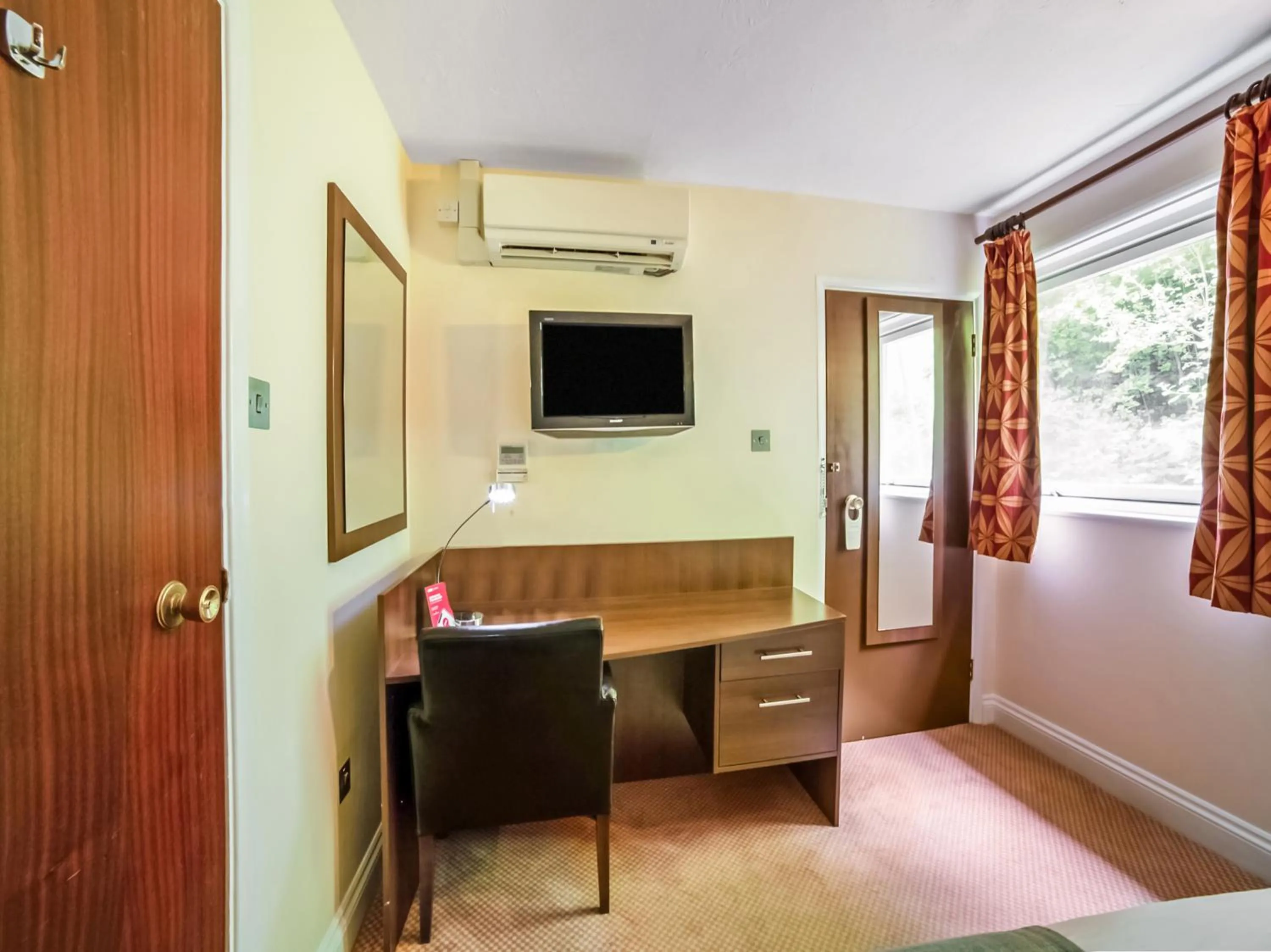 Bedroom, Bed in The Bridge House Hotel