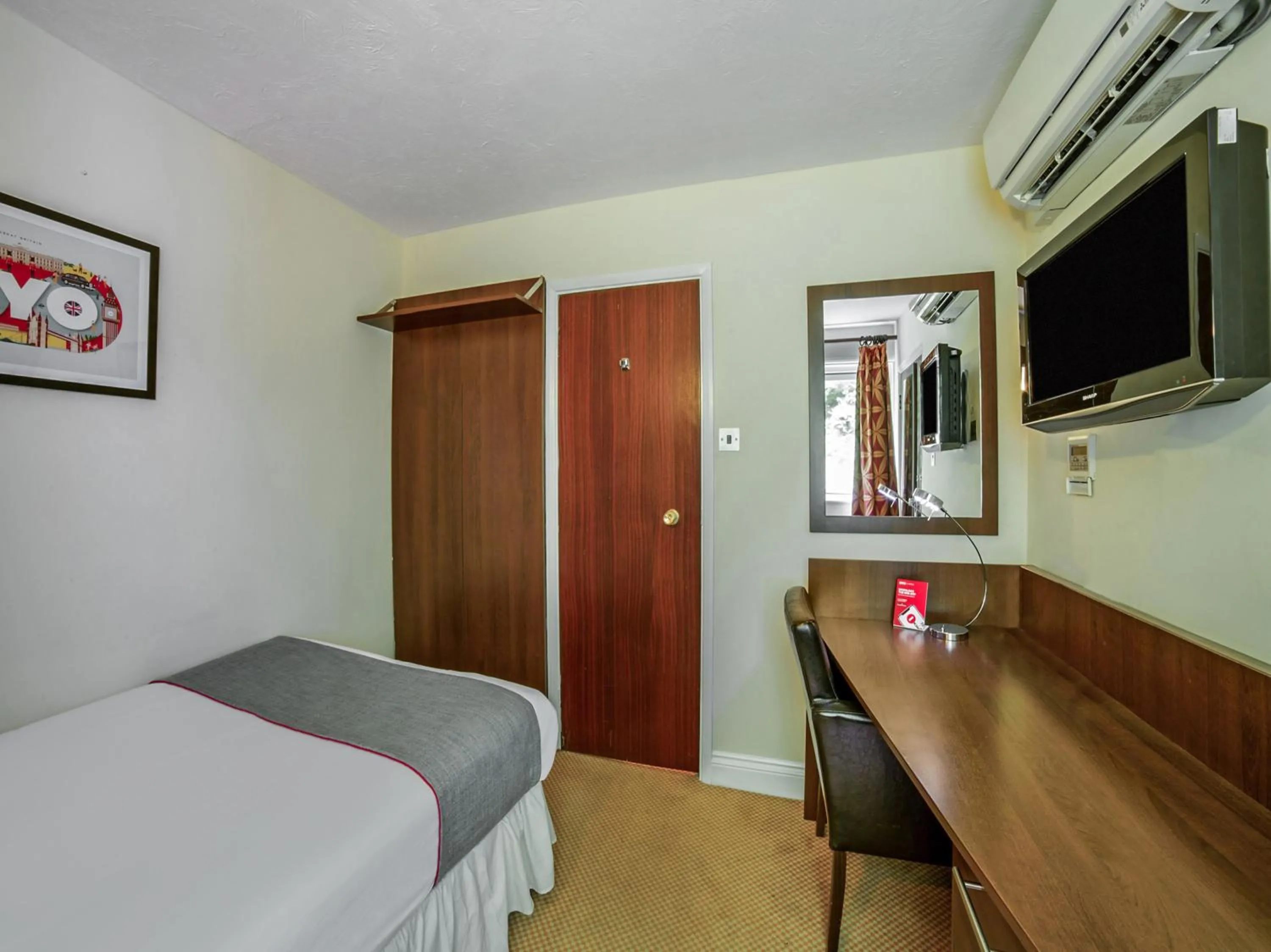 Bedroom, Bed in The Bridge House Hotel