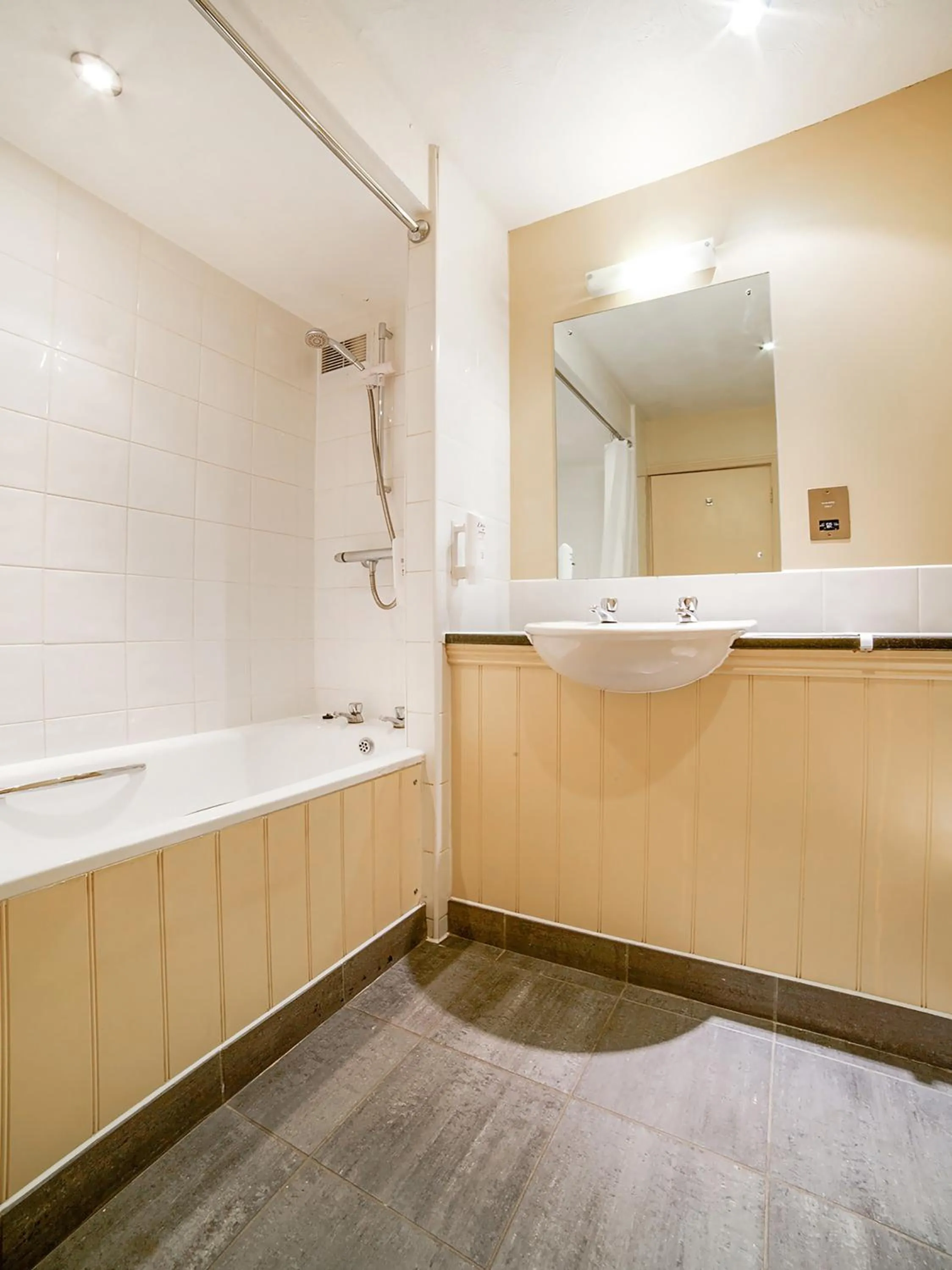Bathroom in The Bridge House Hotel