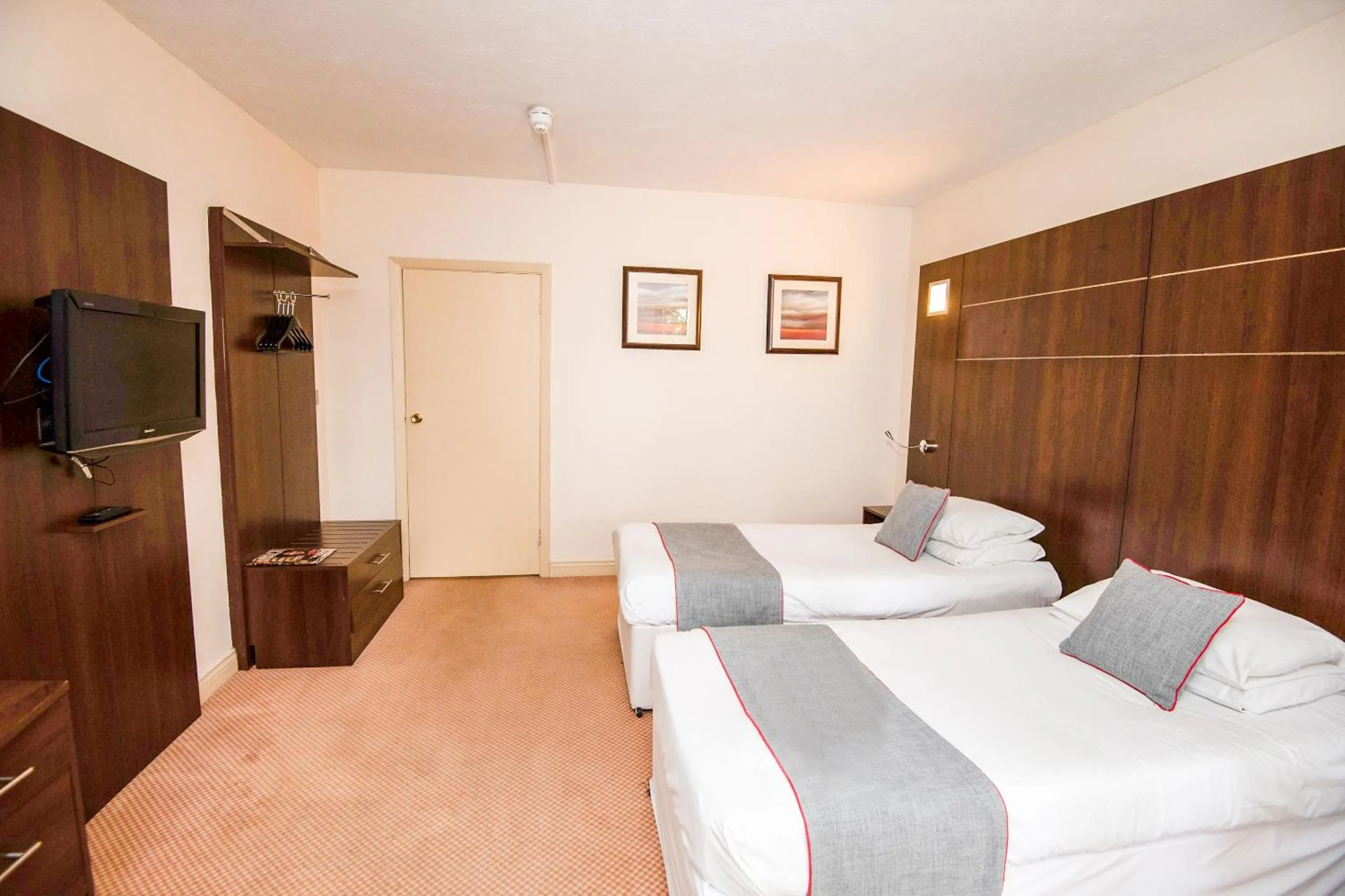 Photo of the whole room, Bed in The Bridge House Hotel