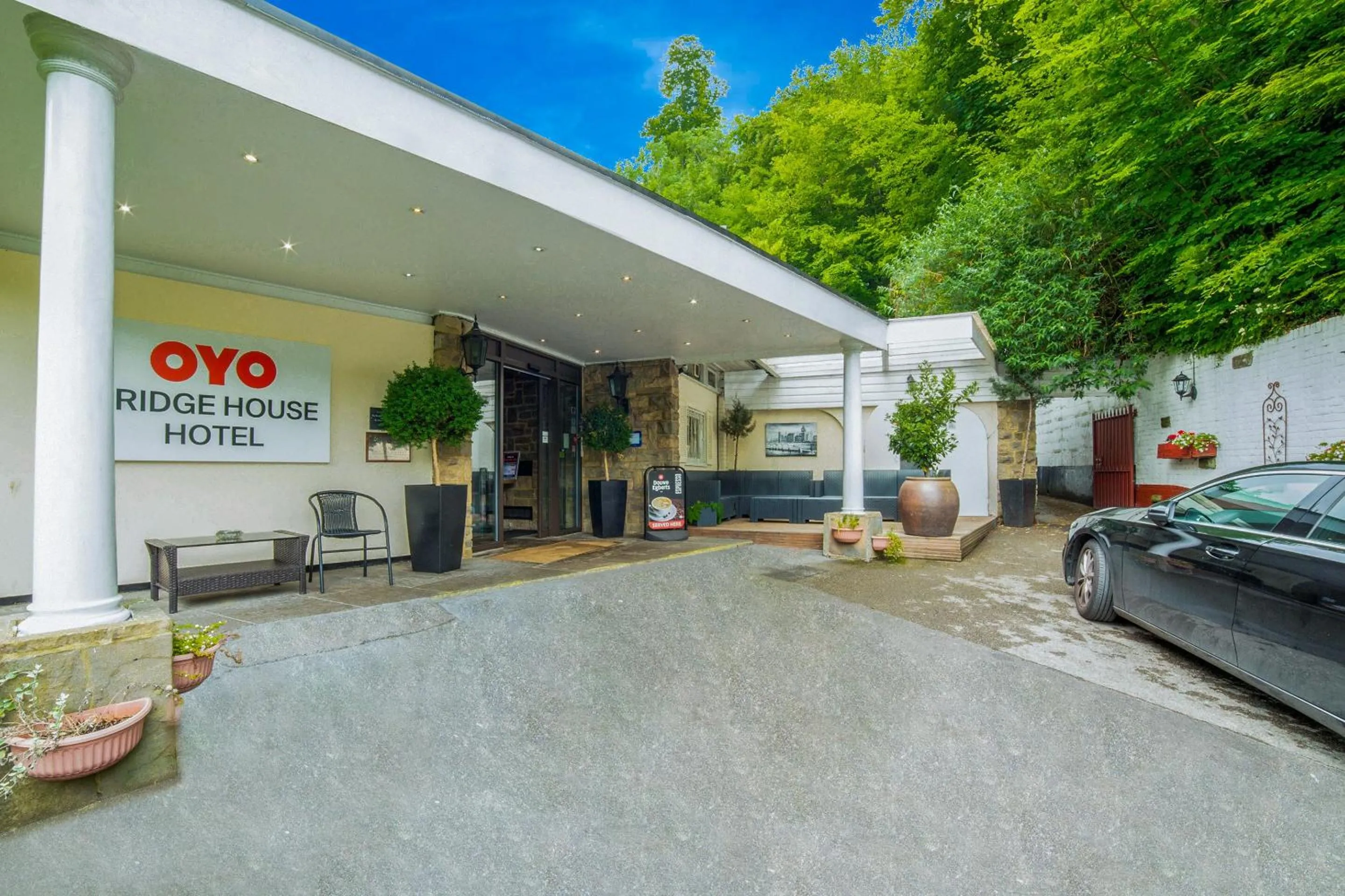 Facade/entrance in The Bridge House Hotel