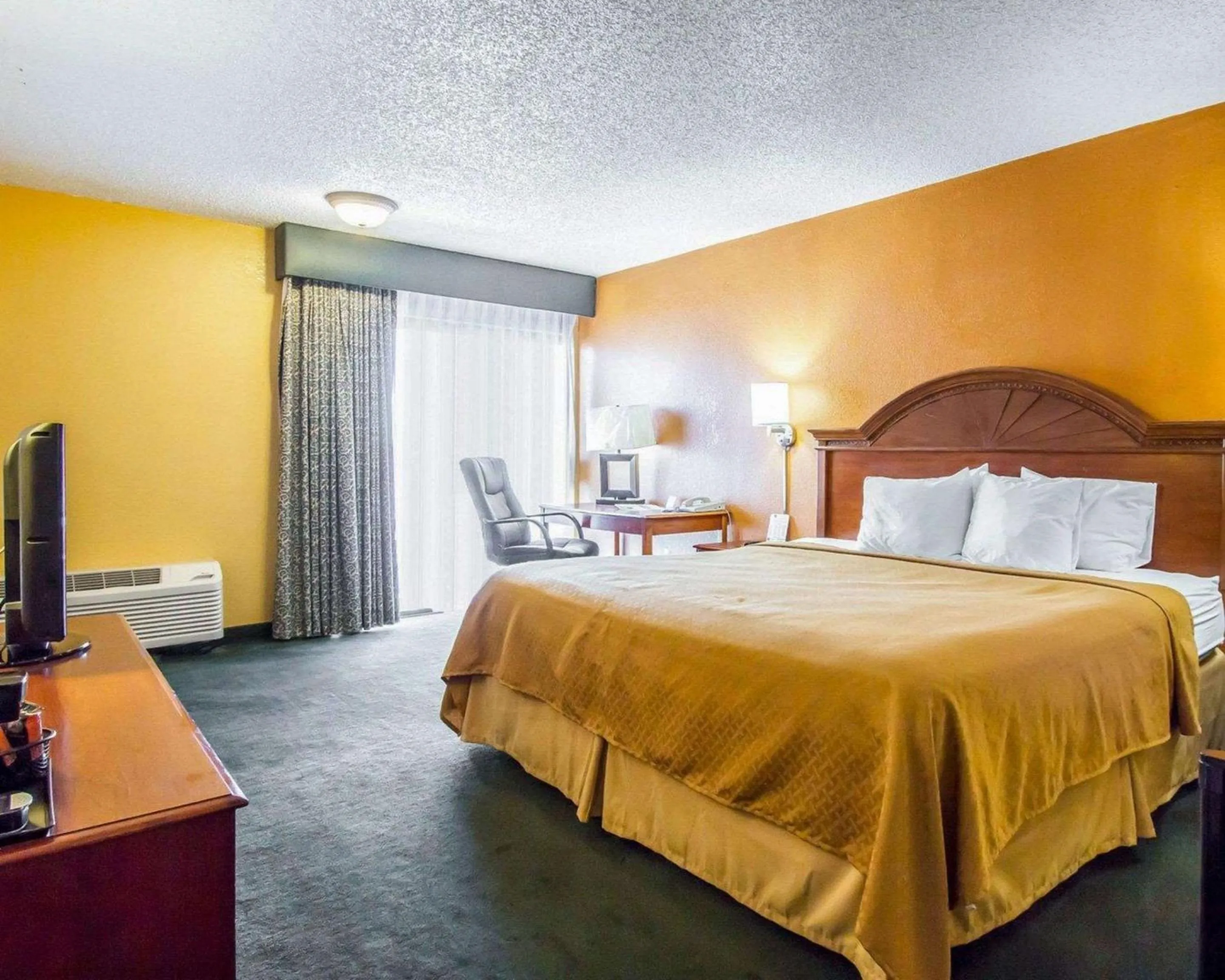 Photo of the whole room, Bed in Quality Inn Tucson Downtown near Convention Center
