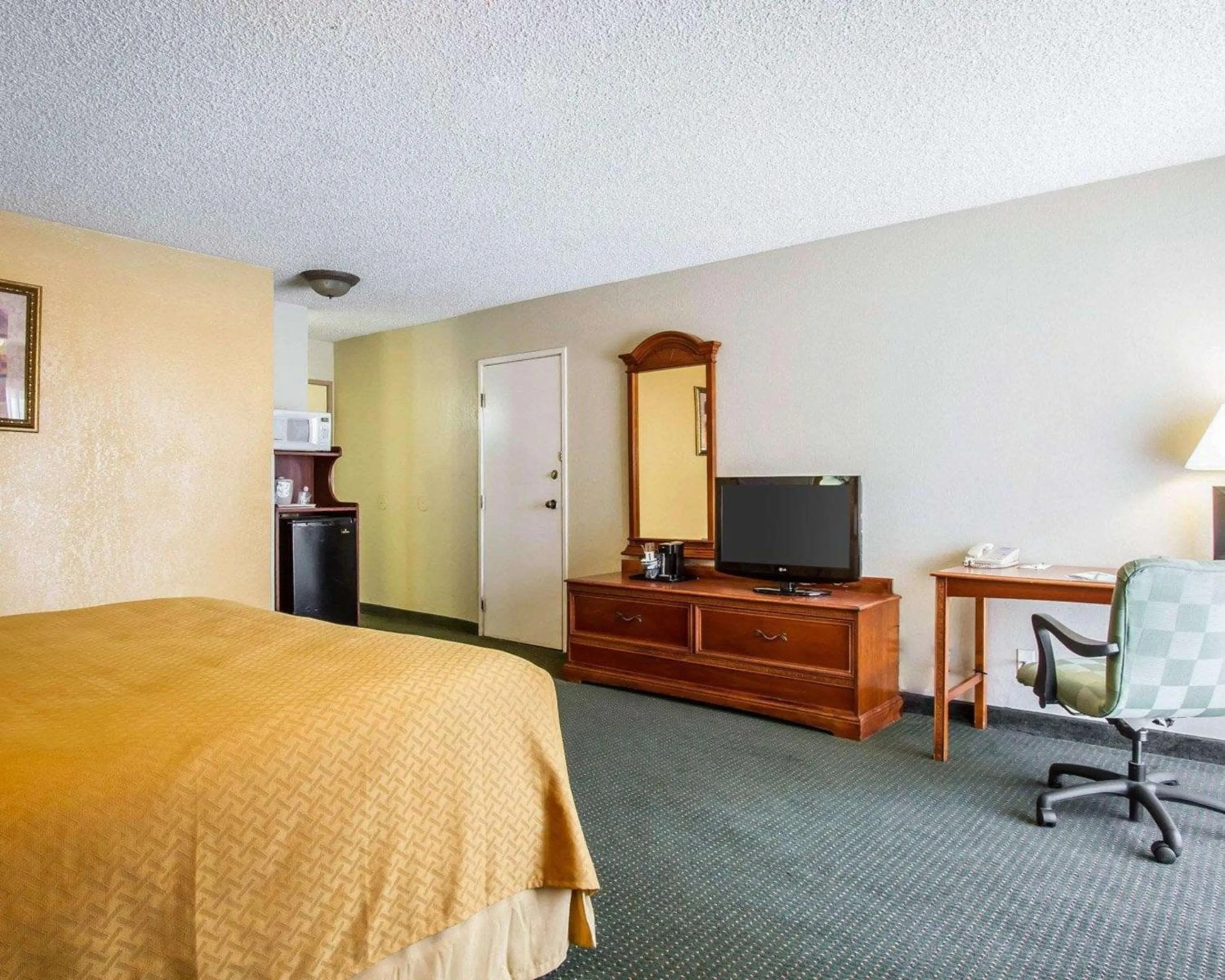 Photo of the whole room, Bed in Quality Inn Tucson Downtown near Convention Center