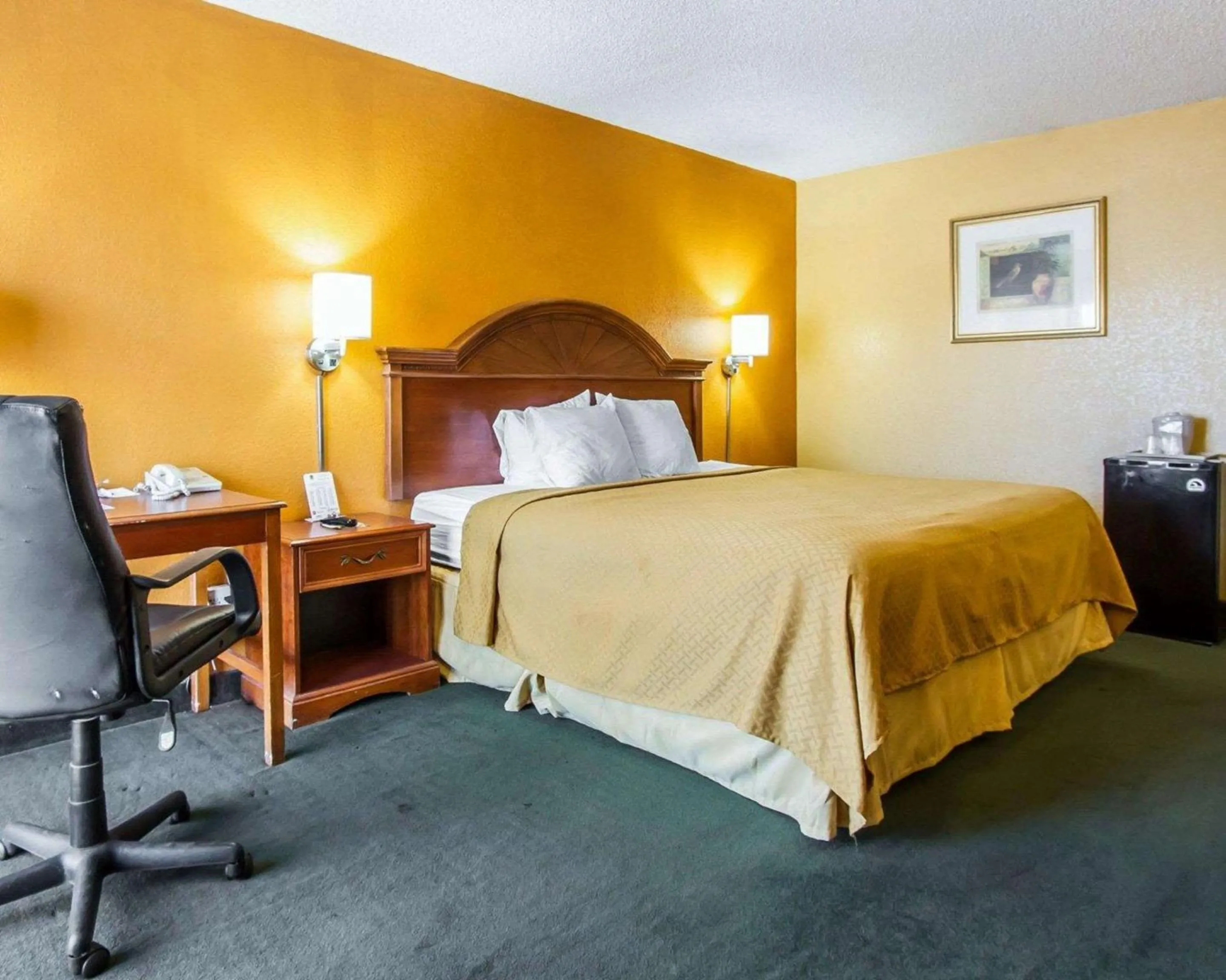 Photo of the whole room, Bed in Quality Inn Tucson Downtown near Convention Center