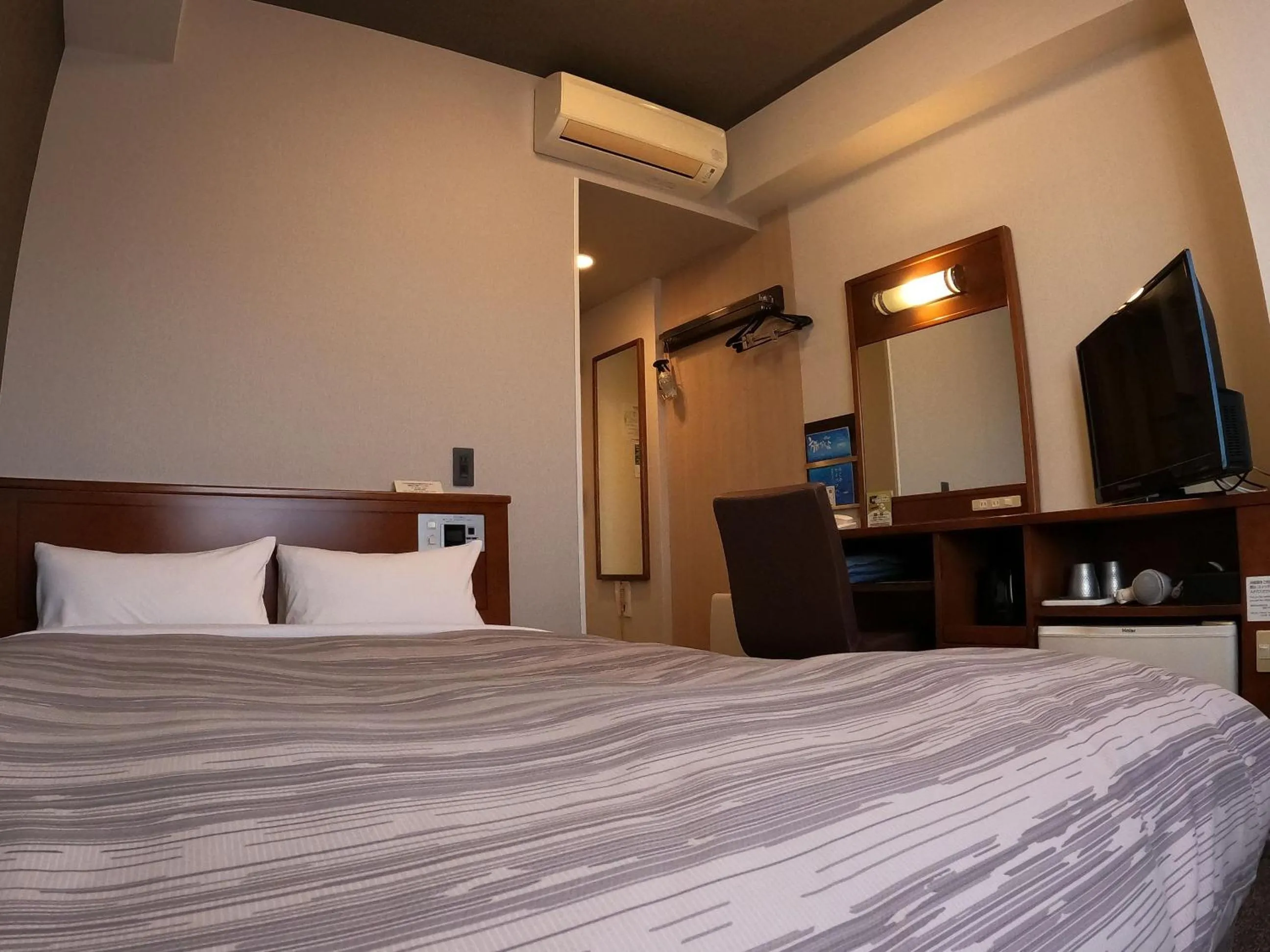 Bedroom, Bed in Hotel Route-Inn Gotenba Eki-Minami