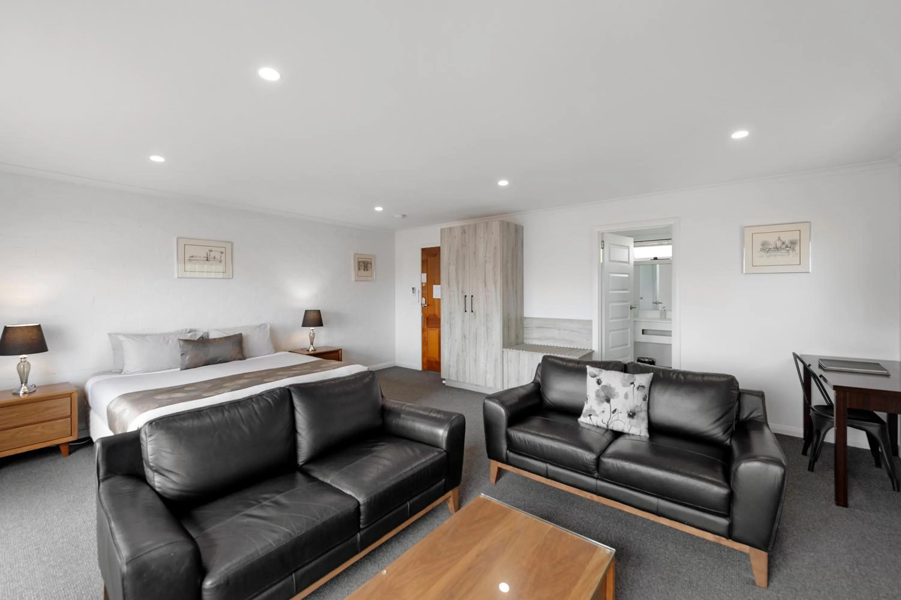 Photo of the whole room in Hideaway on George