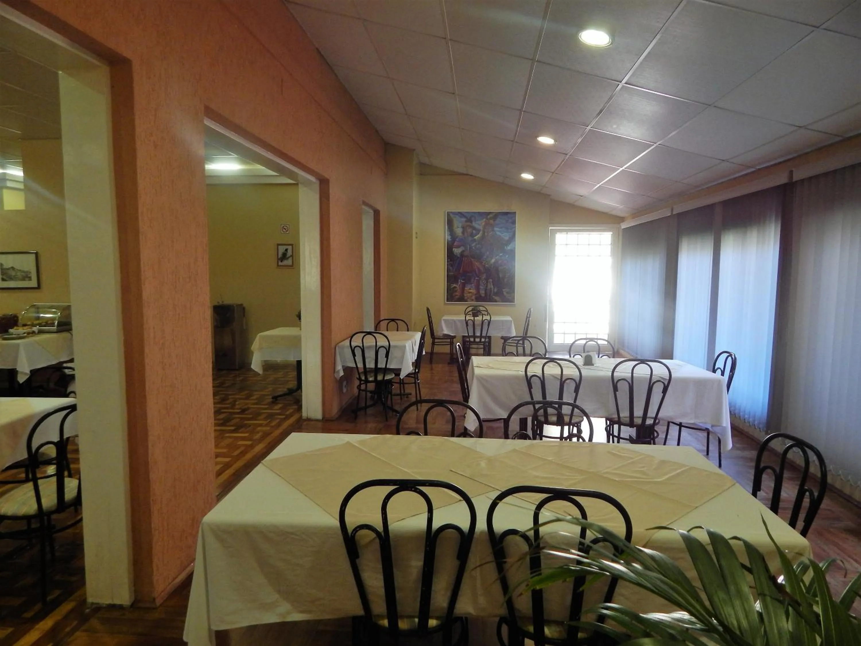 Restaurant/places to eat in Hotel Platanus
