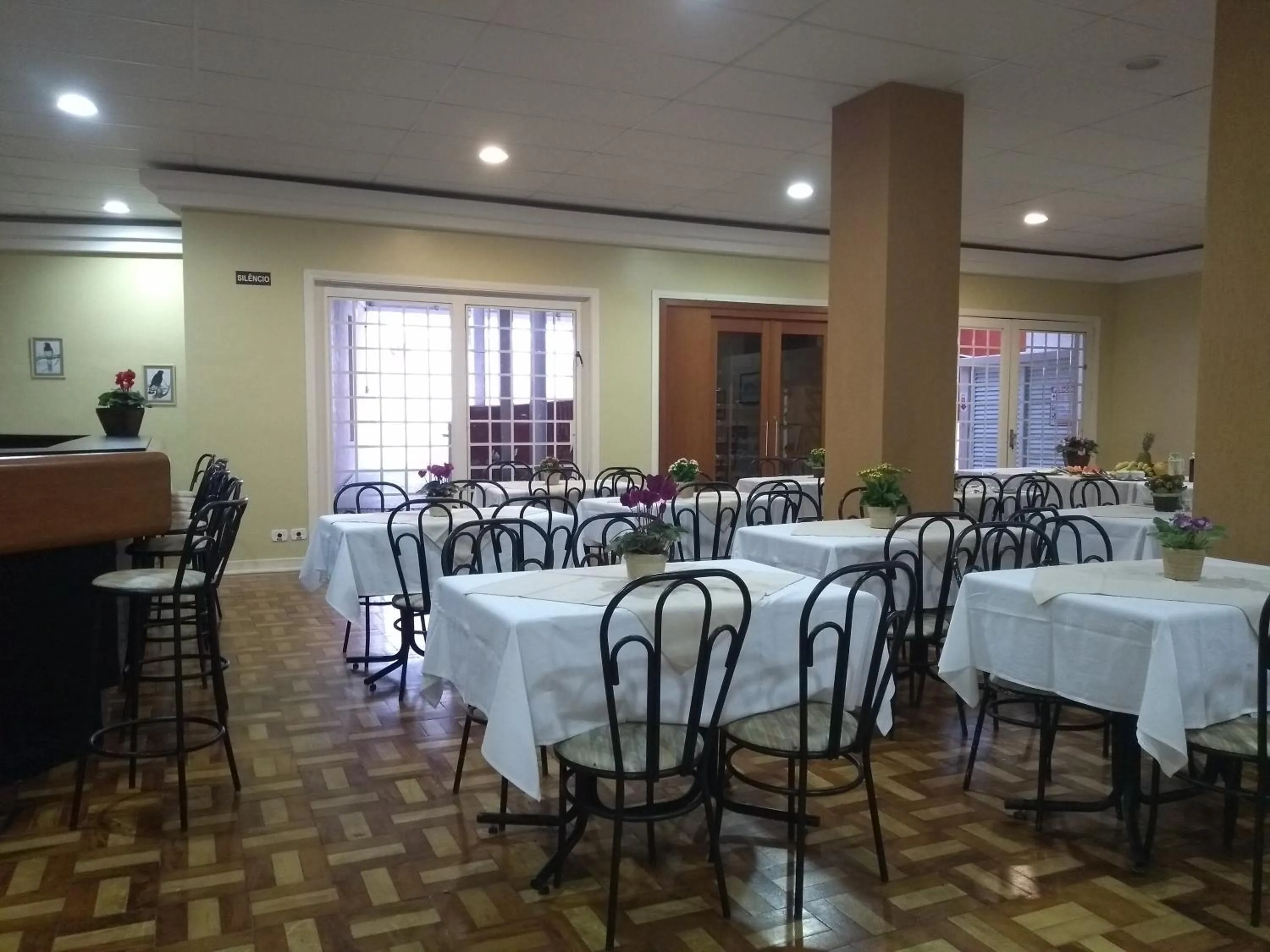 Restaurant/places to eat in Hotel Platanus