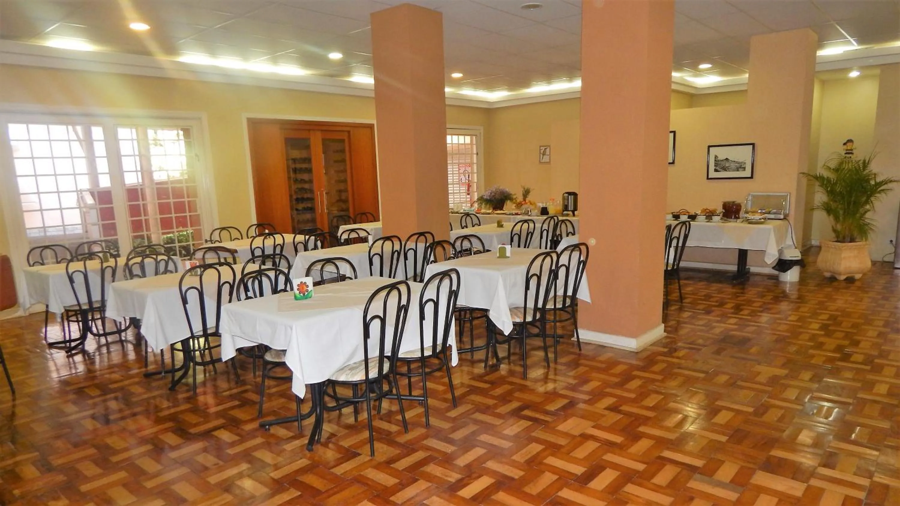 Restaurant/places to eat in Hotel Platanus