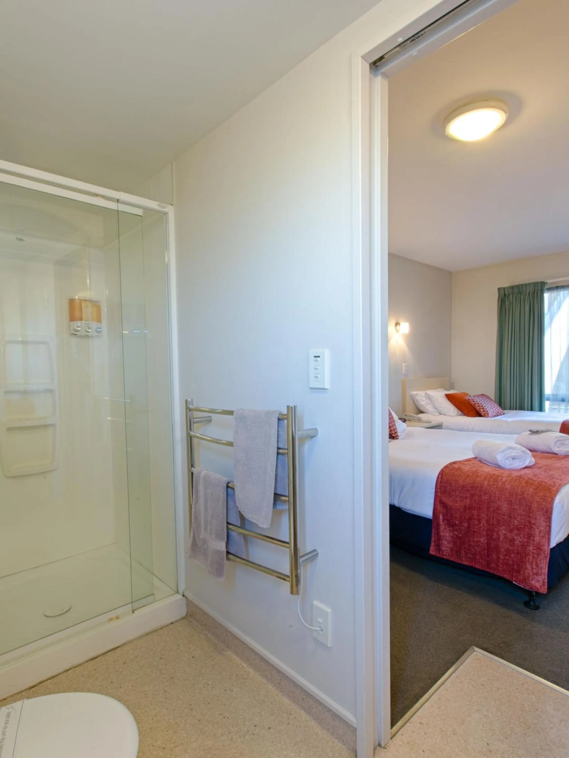 Bathroom, Bed in Bella Vista Motel Blenheim