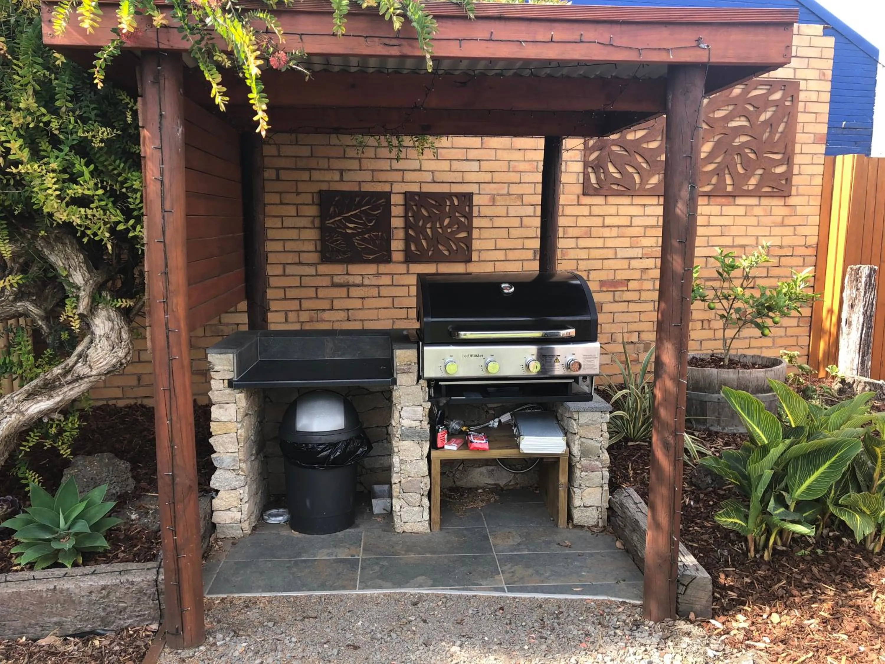 BBQ facilities in Mariner Motel