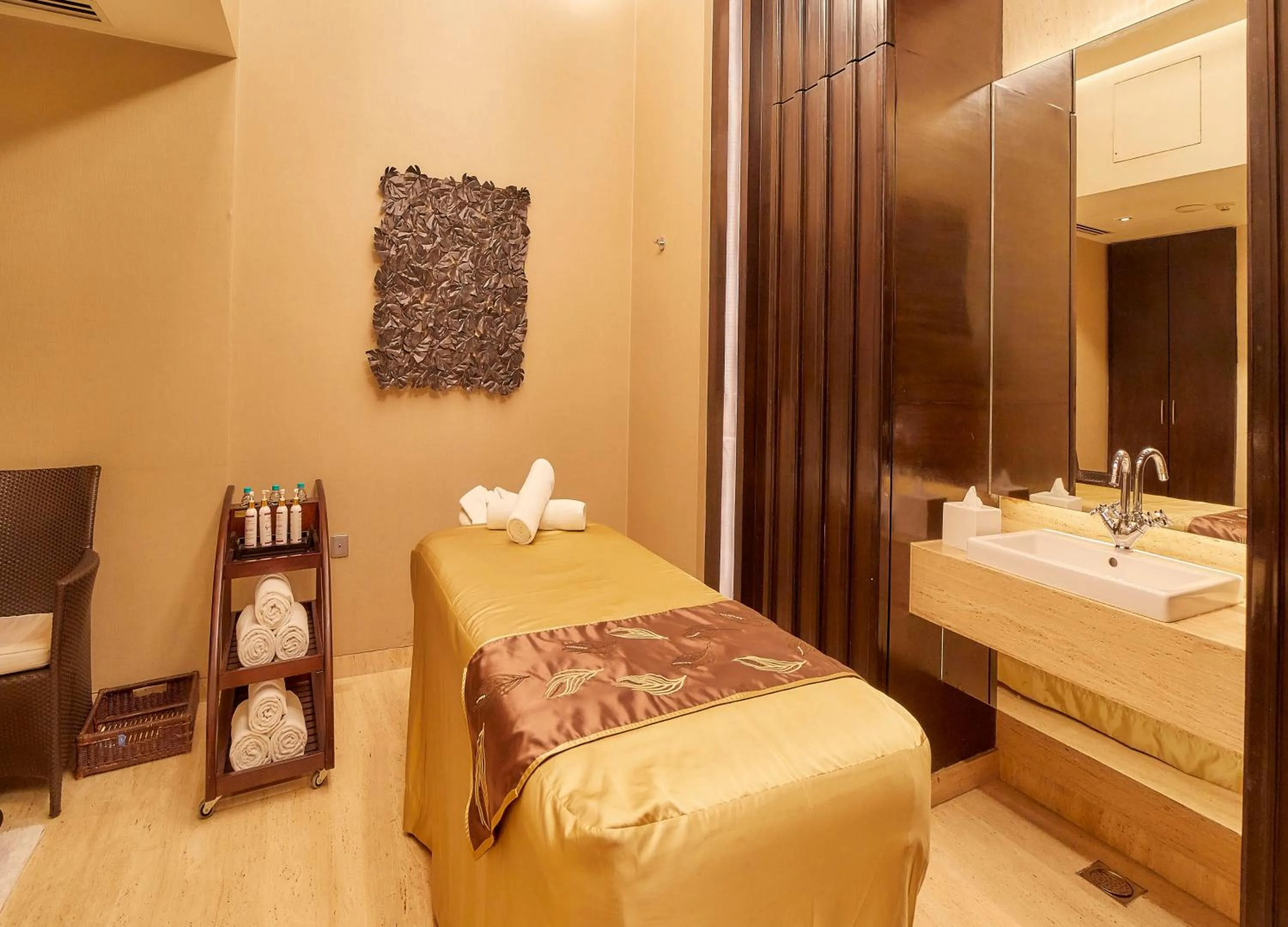 Spa and wellness centre/facilities, Bed in Crowne Plaza New Delhi Rohini by IHG