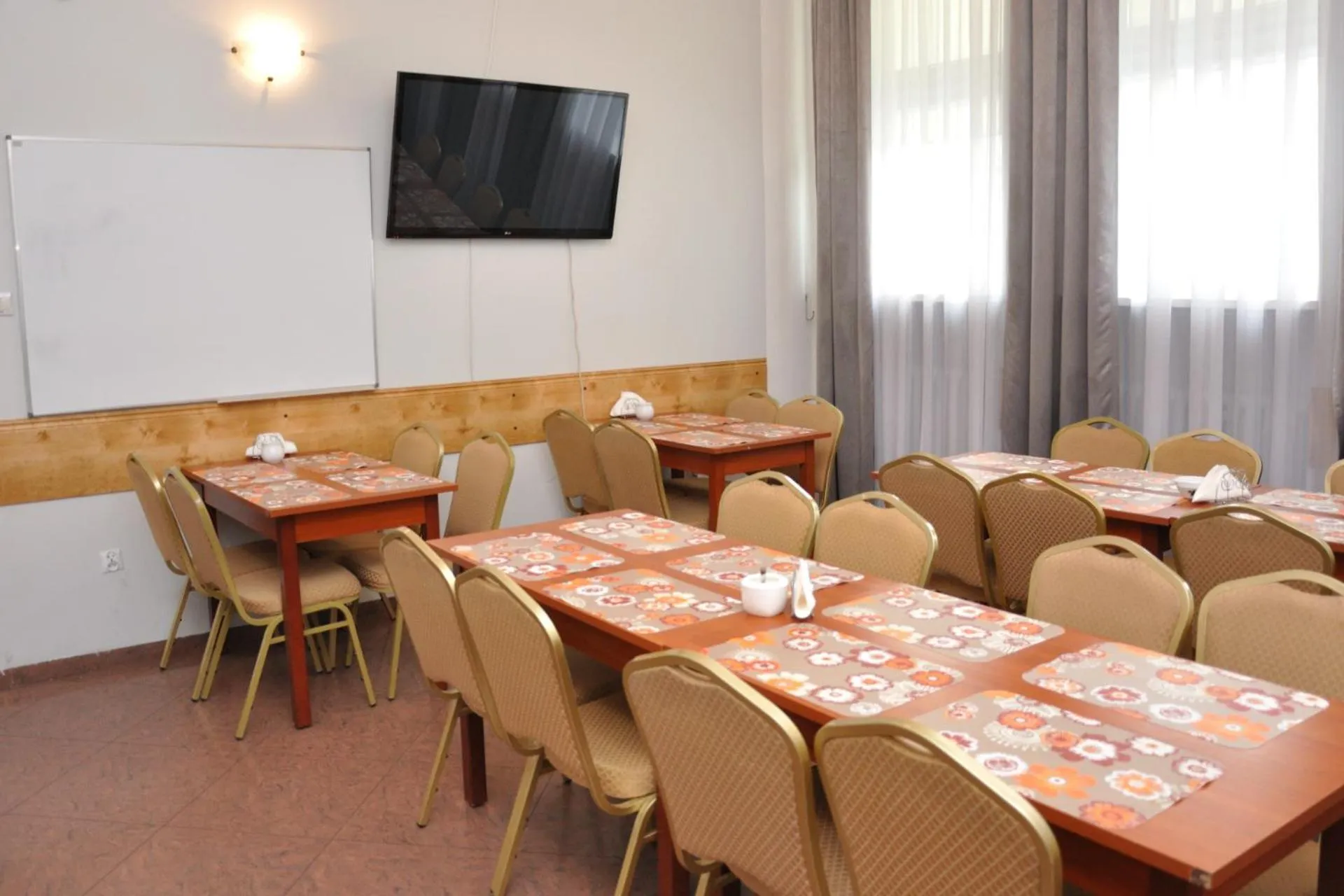 Restaurant/places to eat in Hotel Elda