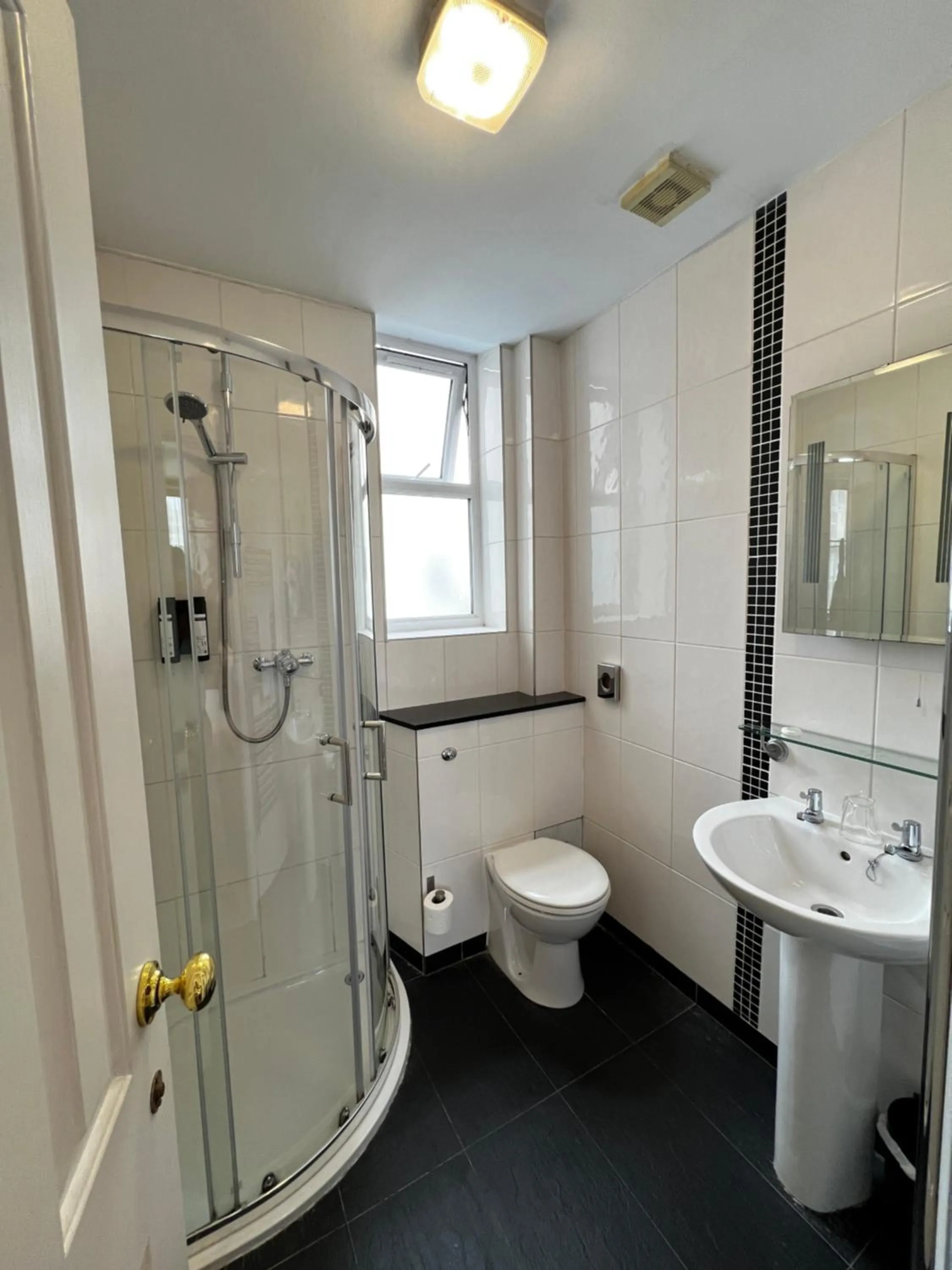 Shower in Castle Limes Hotel