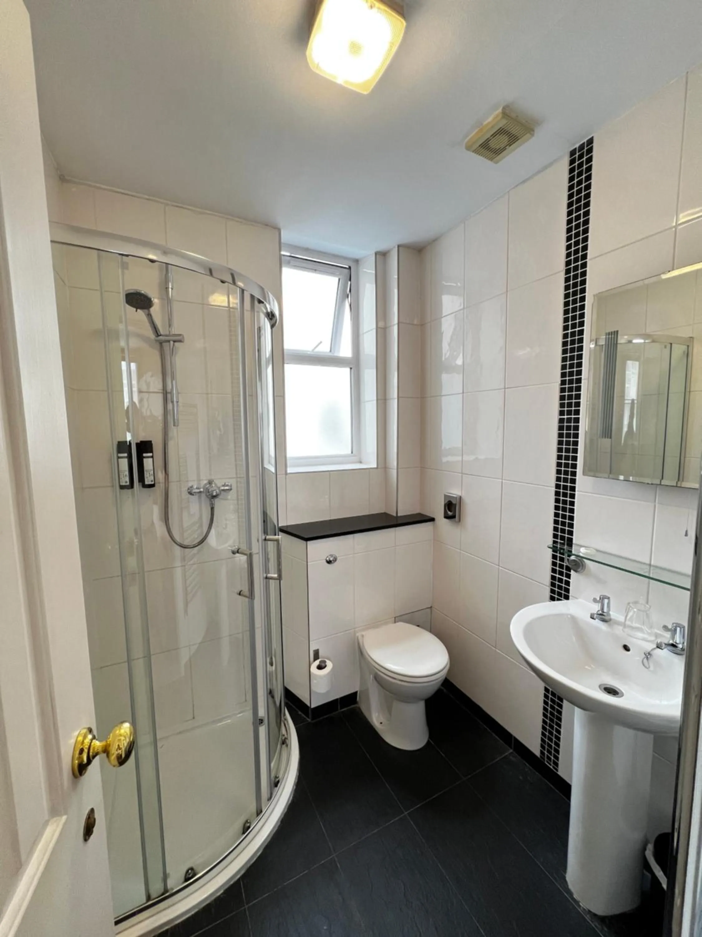 Shower in Castle Limes Hotel