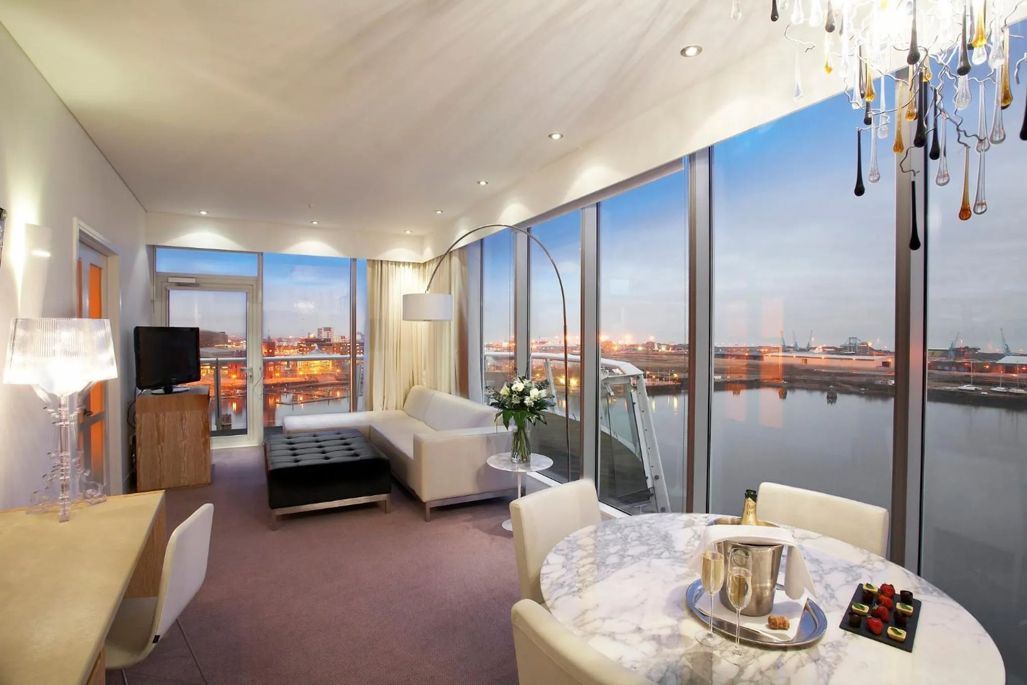 Photo of the whole room in voco St. David's Cardiff by IHG