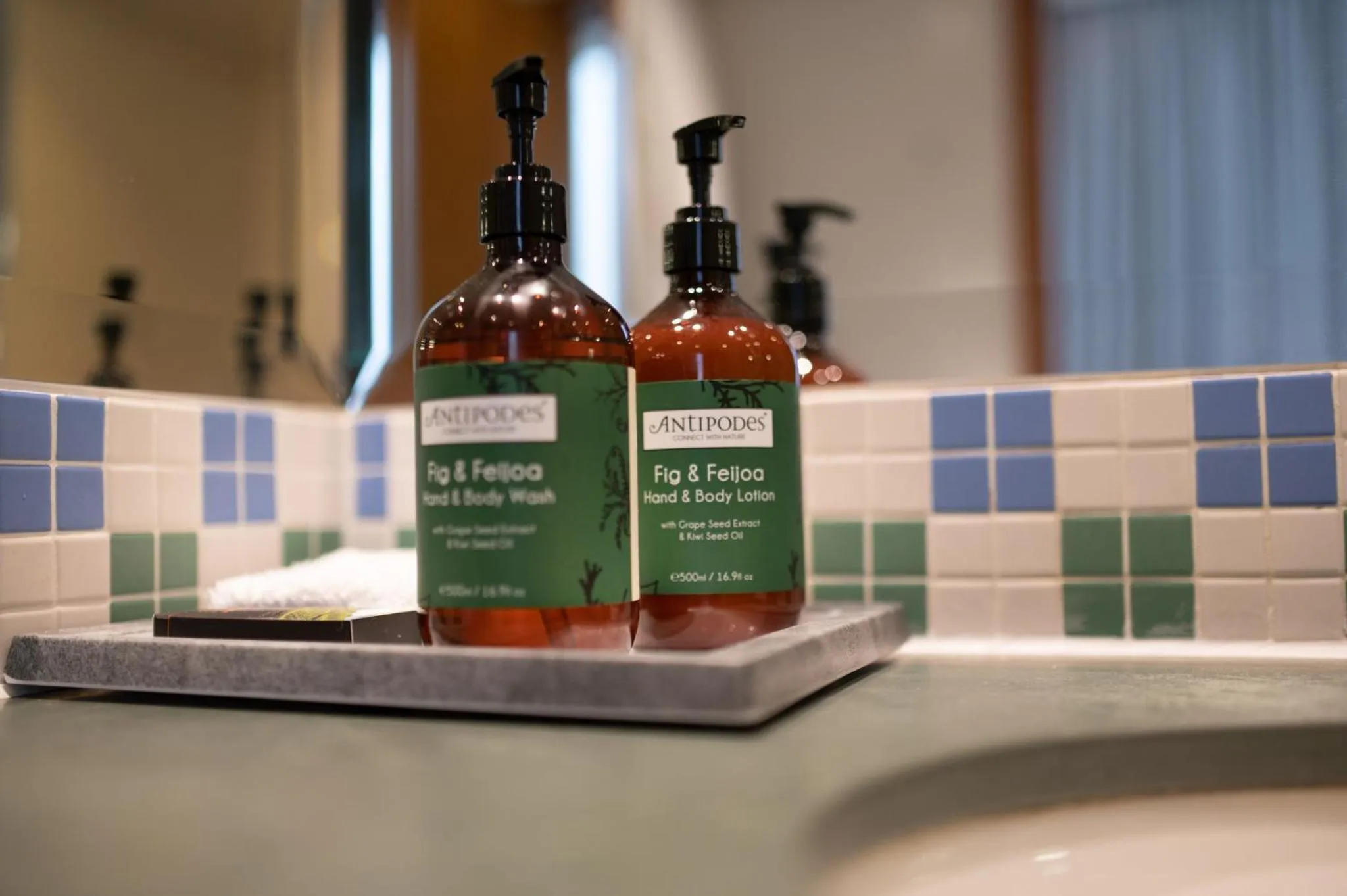 Photo of the whole room in voco St. David's Cardiff by IHG