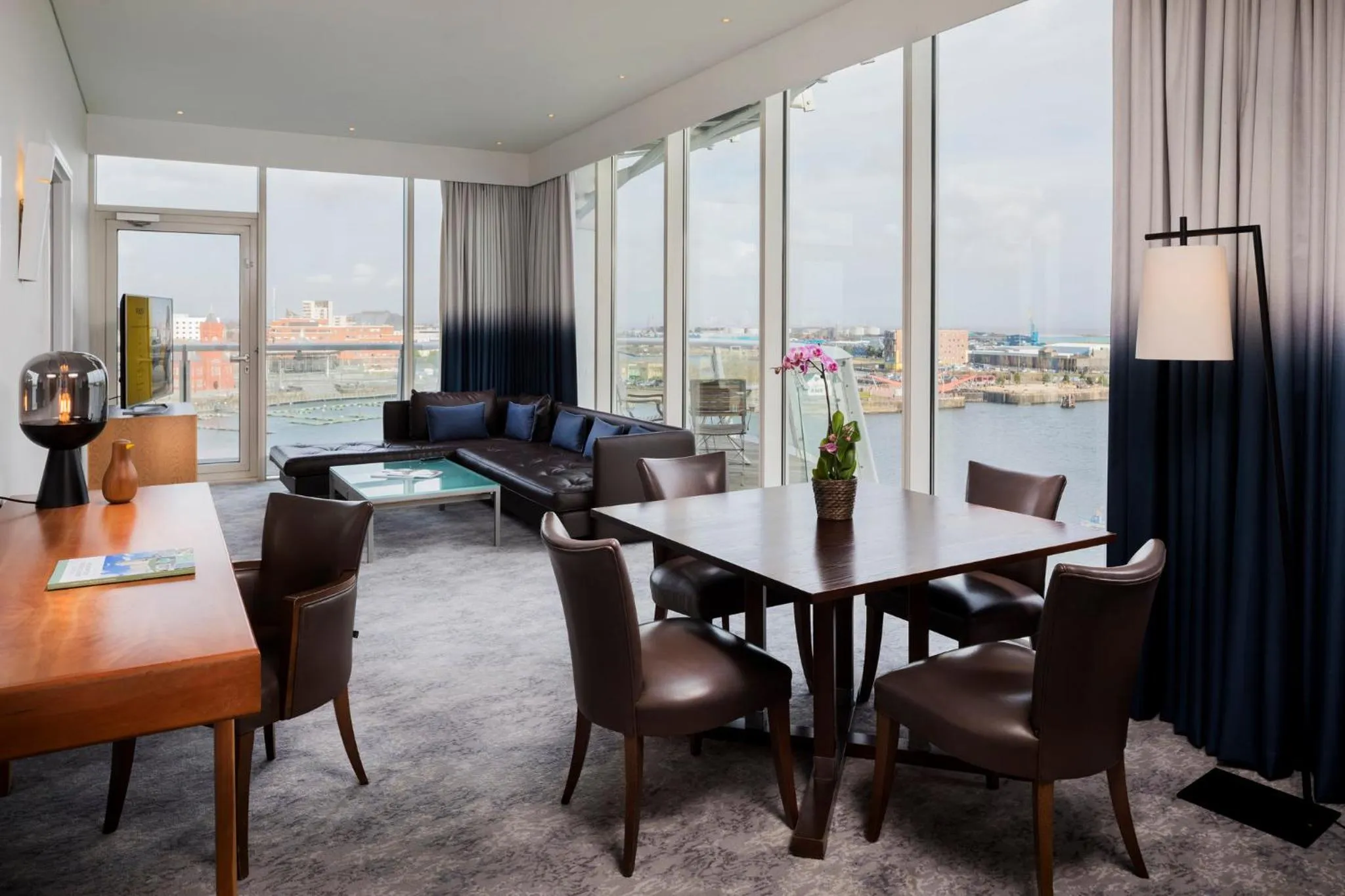 Photo of the whole room in voco St. David's Cardiff by IHG