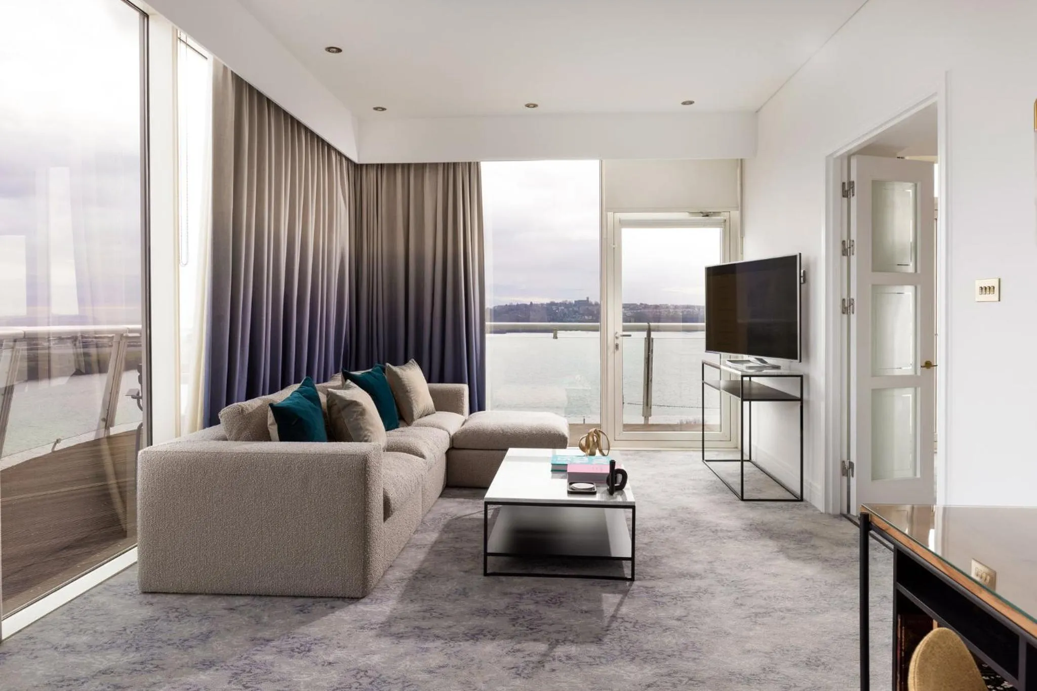 Photo of the whole room in voco St. David's Cardiff by IHG