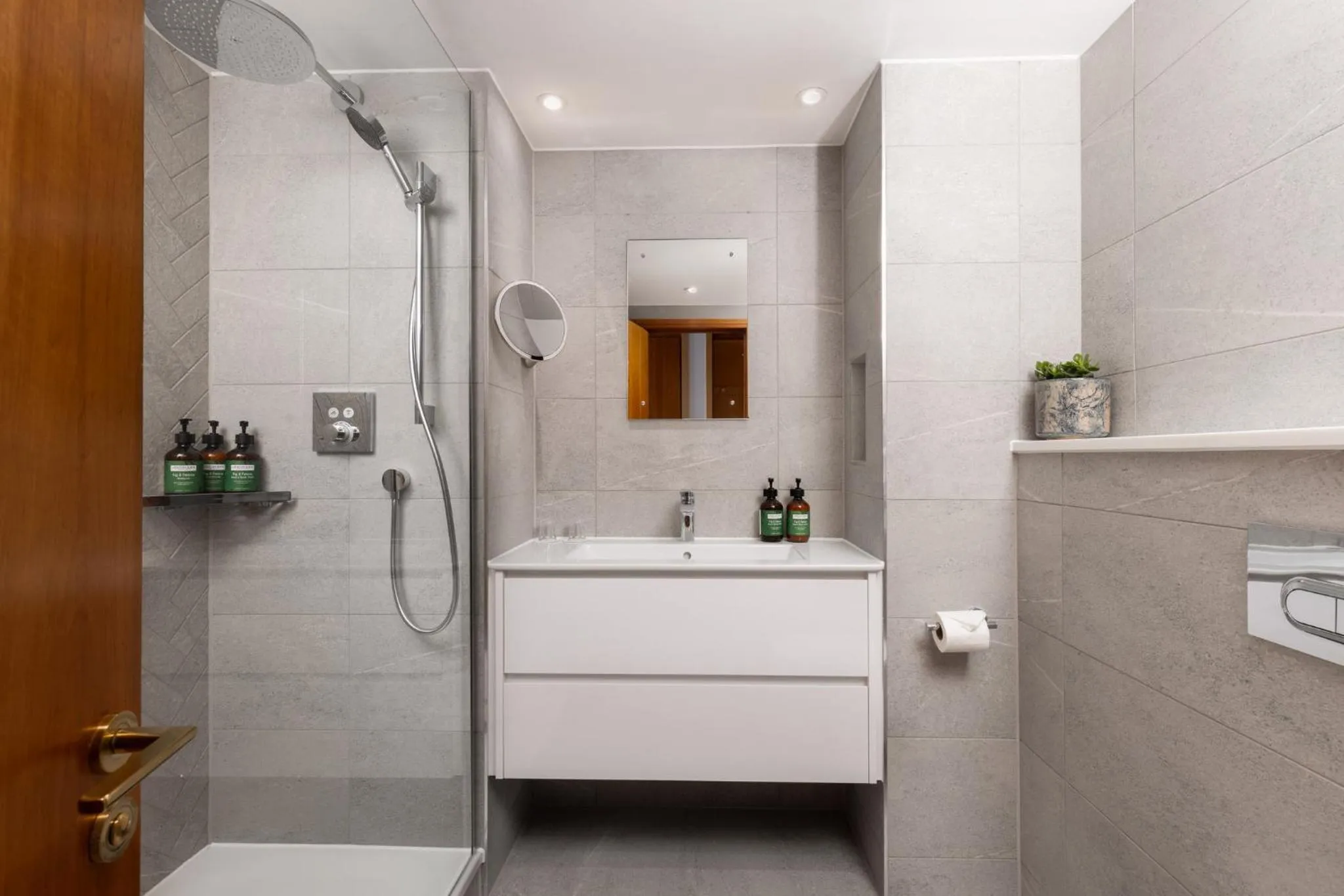 Photo of the whole room in voco St. David's Cardiff by IHG