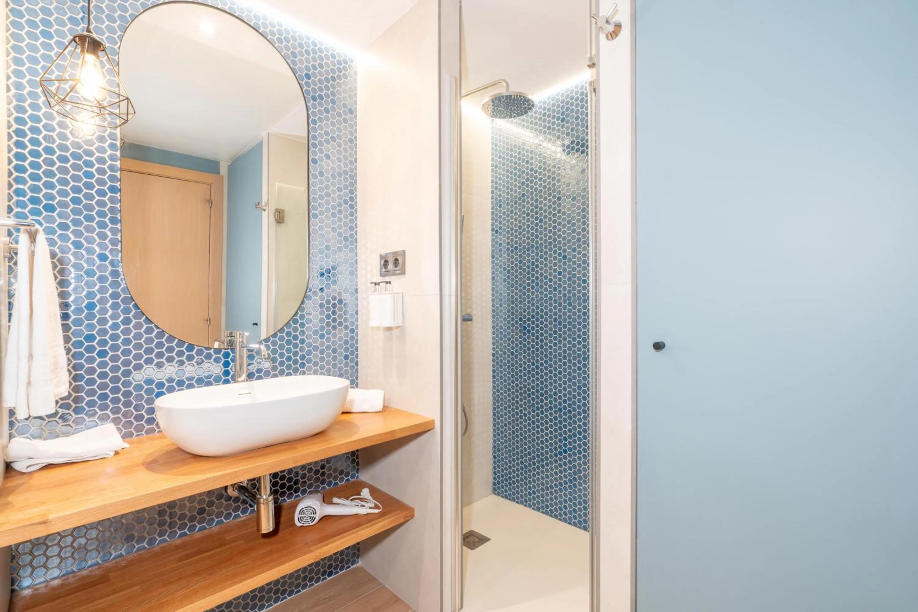 Shower in Serennia Cest Apartamentos Arc de Triomf