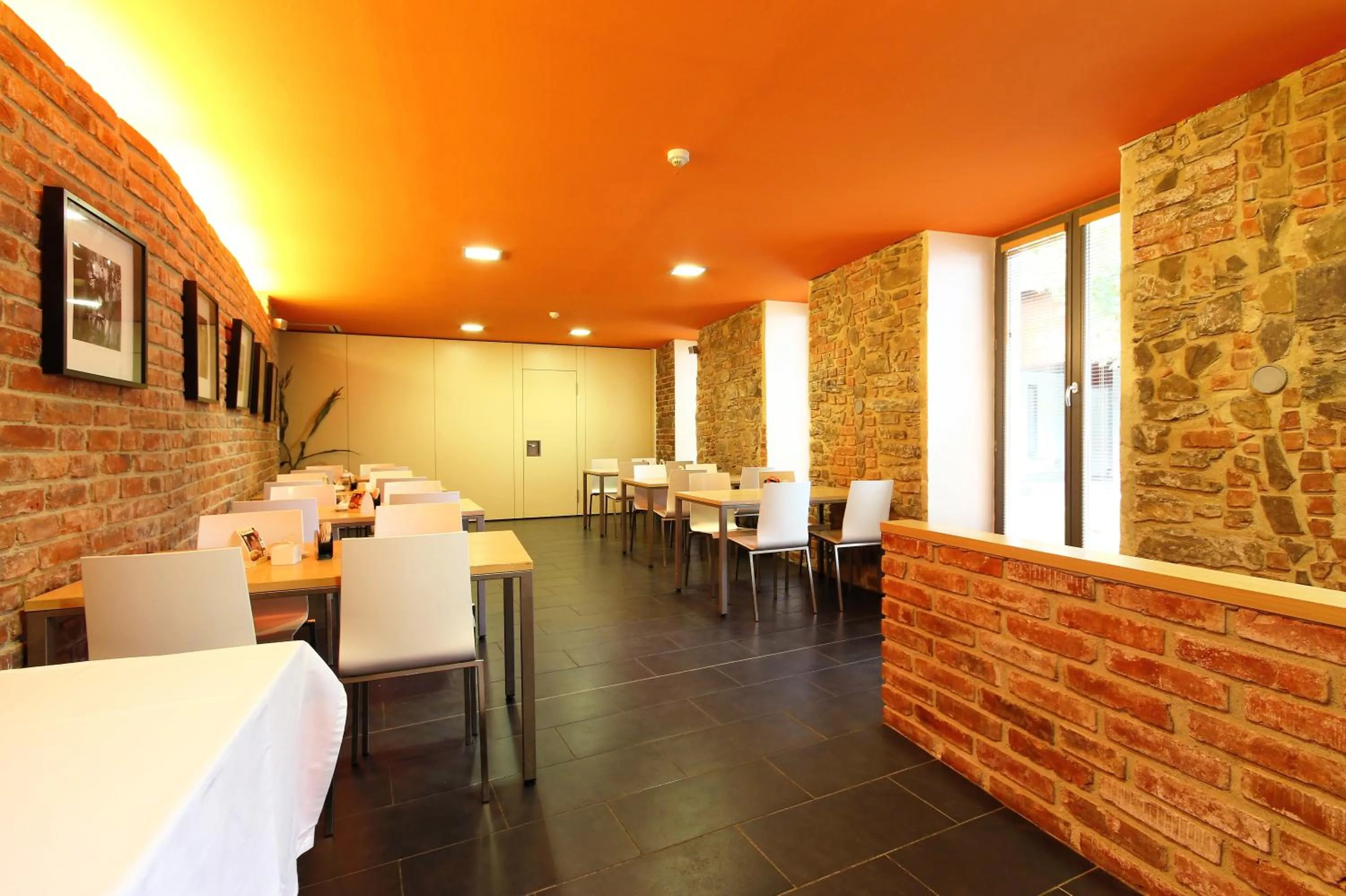 Restaurant/places to eat in Hotel U Tří volů